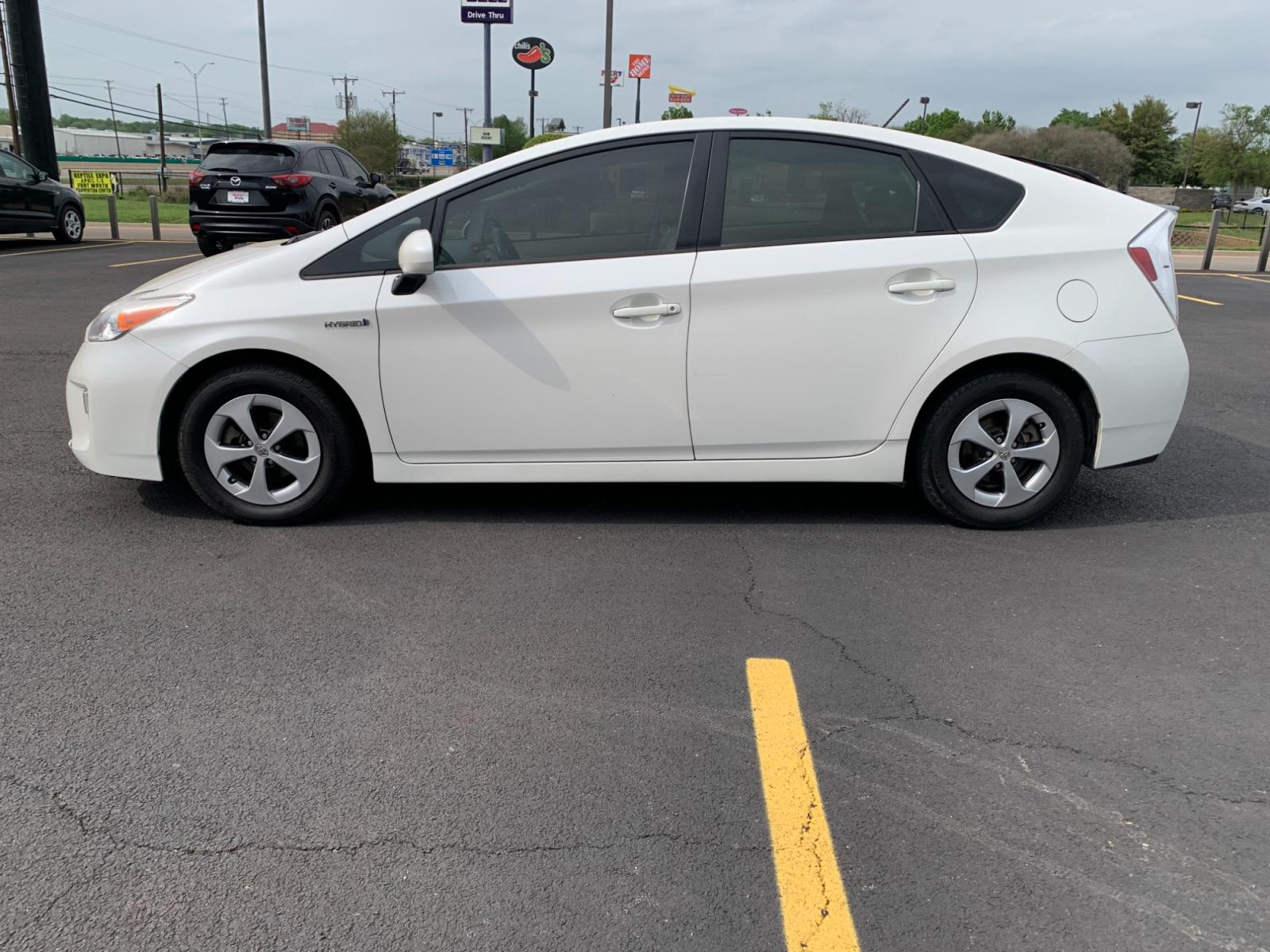 2013 WHITE Toyota Prius Prius IV (JTDKN3DU6D5) with an 1.8L L4 DOHC 16V HYBRID engine, Continuously Variable Transmission transmission, located at 420 I-35E, Lancaster, TX, 75146, (469) 297-4144, 32.593929, -96.823685 - Photo #3