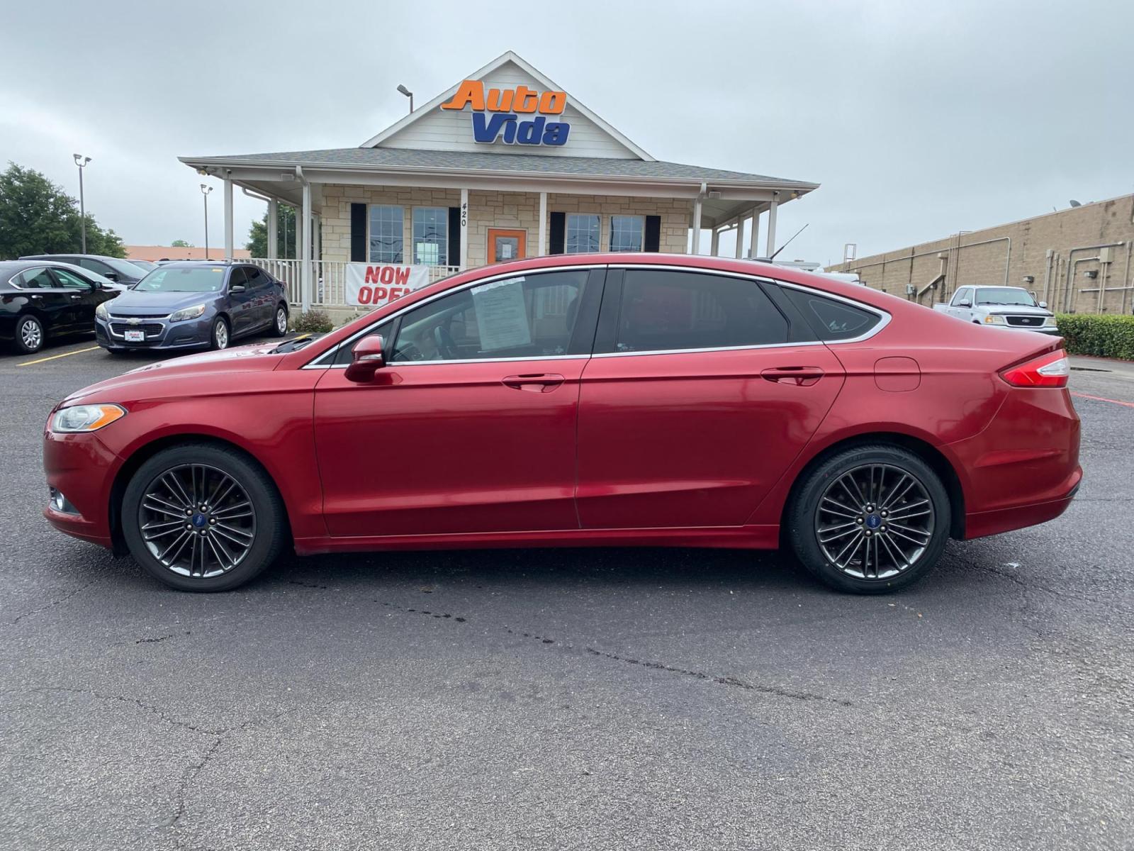 2013 RED Ford Fusion SE (3FA6P0HRXDR) with an 1.6L L4 DOHC 16V engine, located at 420 I-35E, Lancaster, TX, 75146, (469) 297-4144, 32.593929, -96.823685 - Photo #2