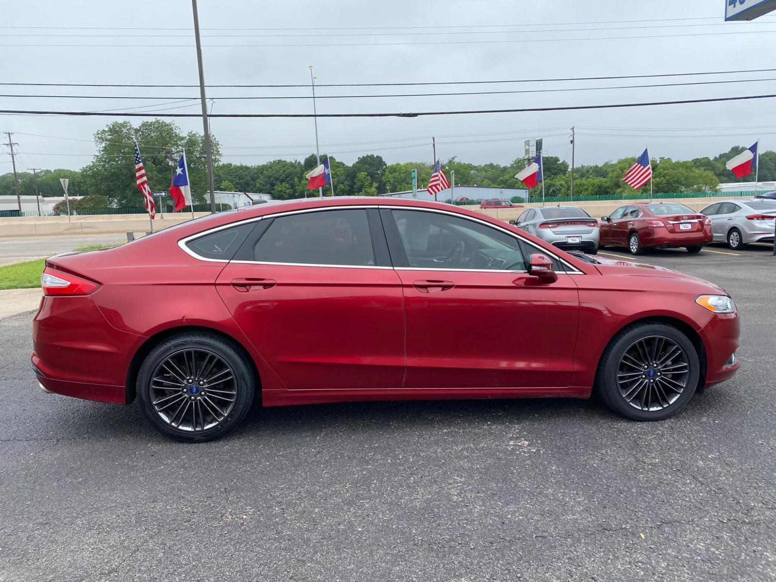 2013 RED Ford Fusion SE (3FA6P0HRXDR) with an 1.6L L4 DOHC 16V engine, located at 420 I-35E, Lancaster, TX, 75146, (469) 297-4144, 32.593929, -96.823685 - Photo #4