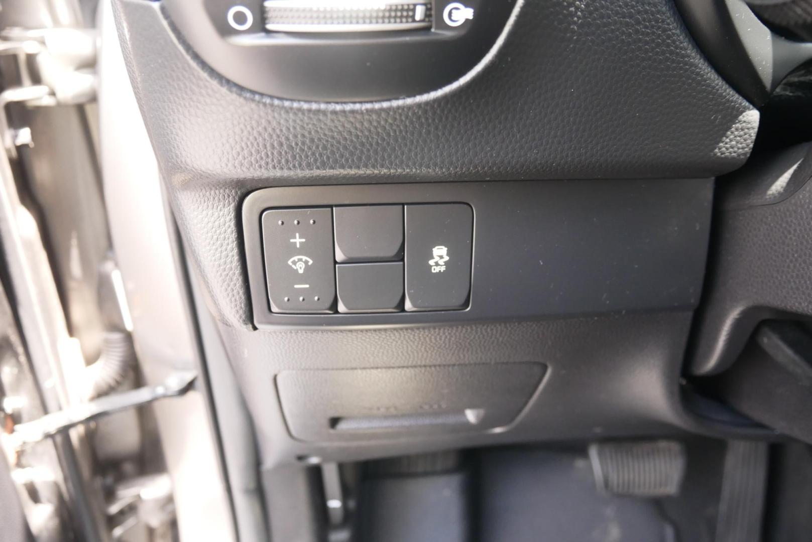 2018 GRAY Kia Soul + (KNDJP3A52J7) with an 2.0L L4 DOHC 16V engine, 6A transmission, located at 8640 E R L Thornton Fwy, Dallas, TX, 75228, (469) 297-4144, 32.794128, -96.693008 - Photo#11