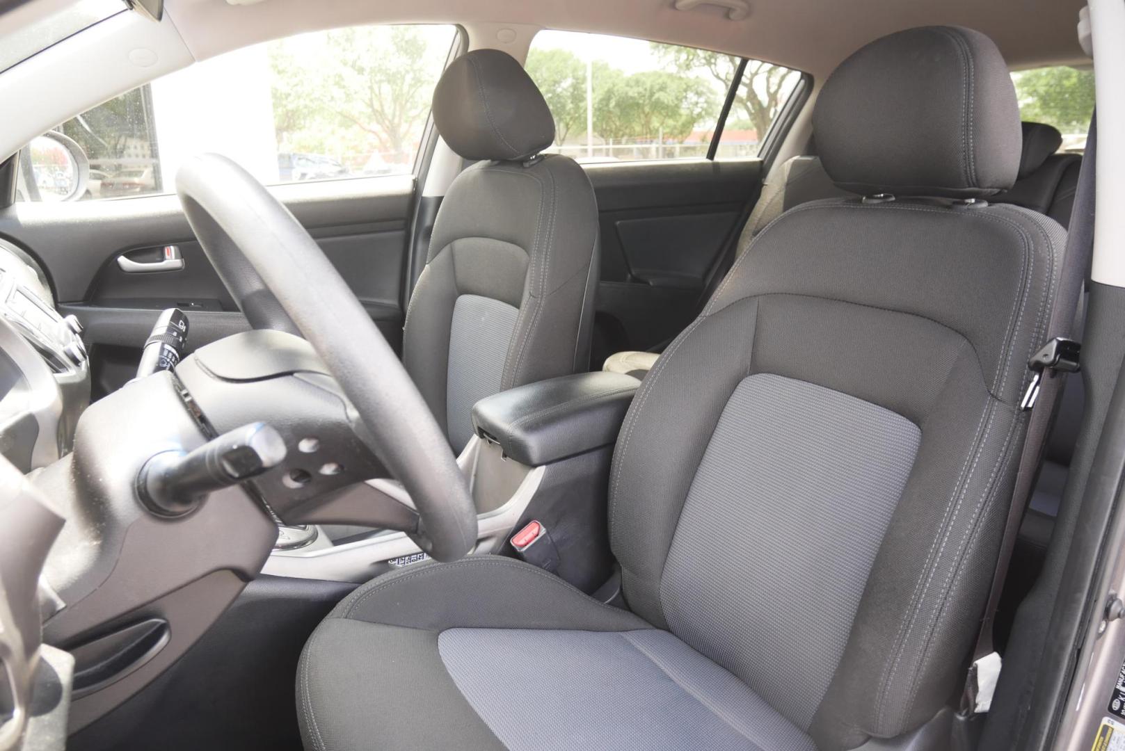 2014 SILVER Kia Sportage LX FWD (KNDPB3AC3E7) with an 2.4L V6 DOHC 24V engine, 6-Speed Automatic transmission, located at 8640 E R L Thornton Fwy, Dallas, TX, 75228, (469) 297-4144, 32.794128, -96.693008 - Photo#9