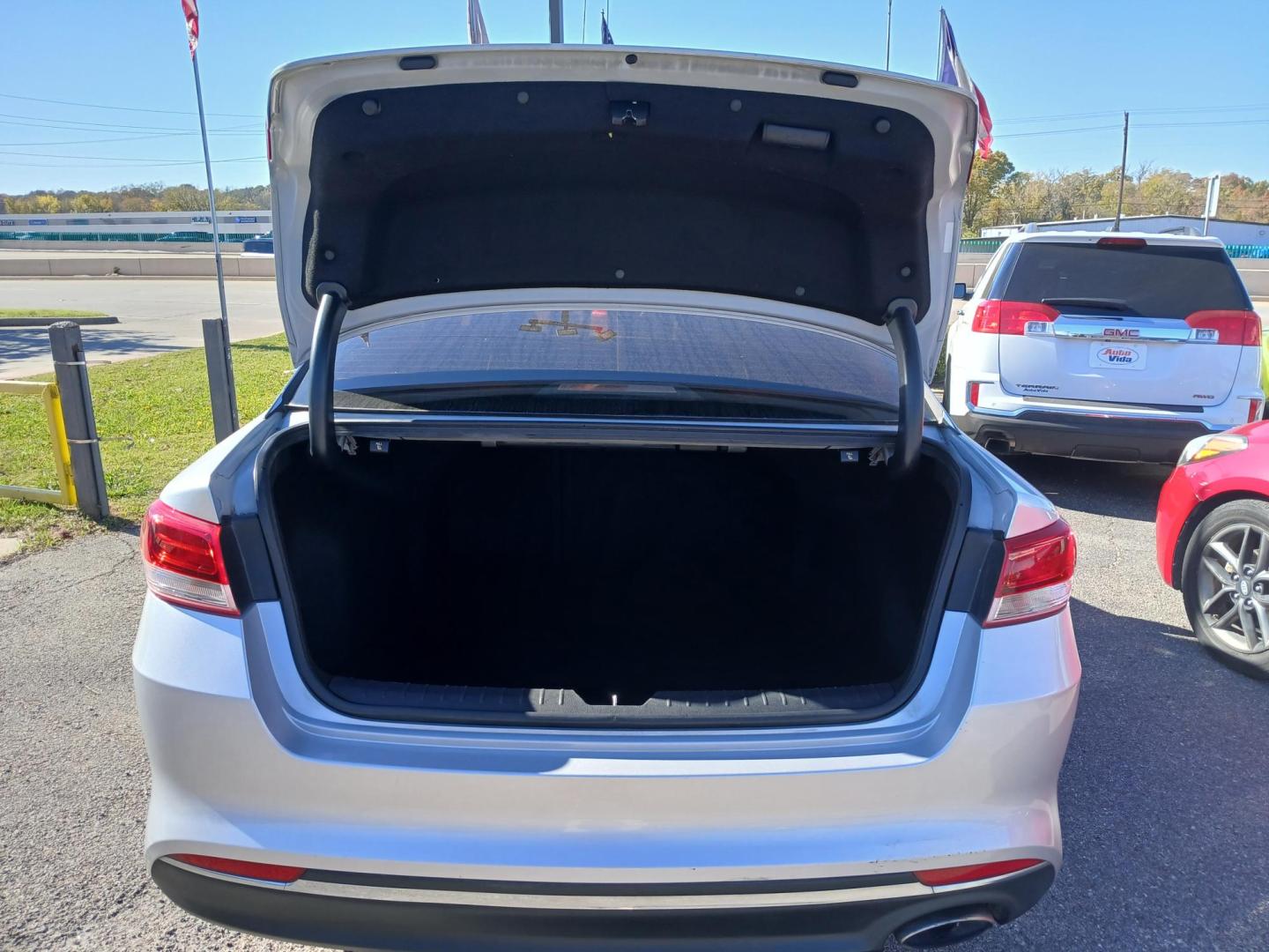 2017 SILVER Kia Optima LX (5XXGT4L33HG) with an 2.4L L4 DOHC 16V engine, 6A transmission, located at 420 I-35E, Lancaster, TX, 75146, (469) 297-4144, 32.593929, -96.823685 - Photo#4