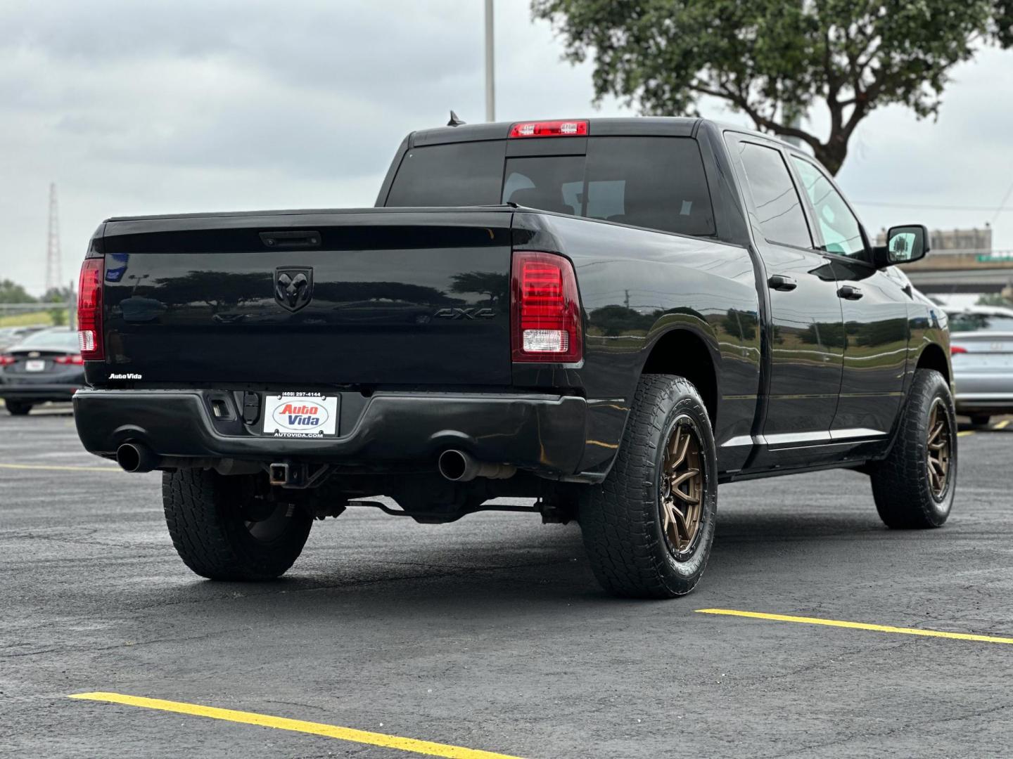 2016 BLACK /BLACK RAM 1500 Sport Crew Cab LWB 4WD (1C6RR7UT5GS) with an 5.7L V8 OHV 16V engine, 6A transmission, located at 8640 E R L Thornton Fwy, Dallas, TX, 75228, (469) 297-4144, 32.794128, -96.693008 - Photo#7