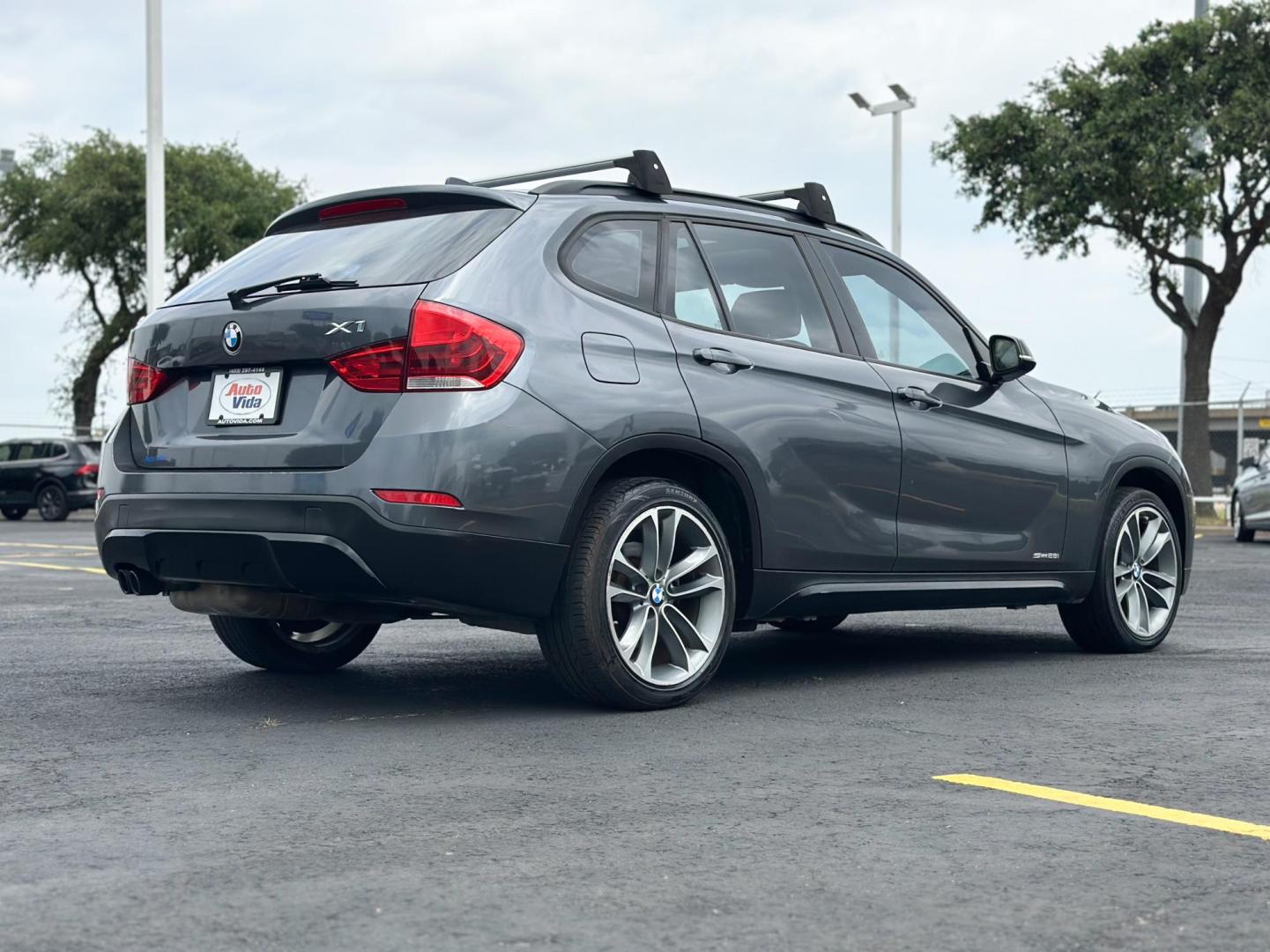 2013 GRAY BMW X1 sDrive28i (WBAVM1C52DV) with an 2.0L L4 DOHC 16V engine, 8-Speed Automatic transmission, located at 8640 E R L Thornton Fwy, Dallas, TX, 75228, (469) 297-4144, 32.794128, -96.693008 - Photo#4