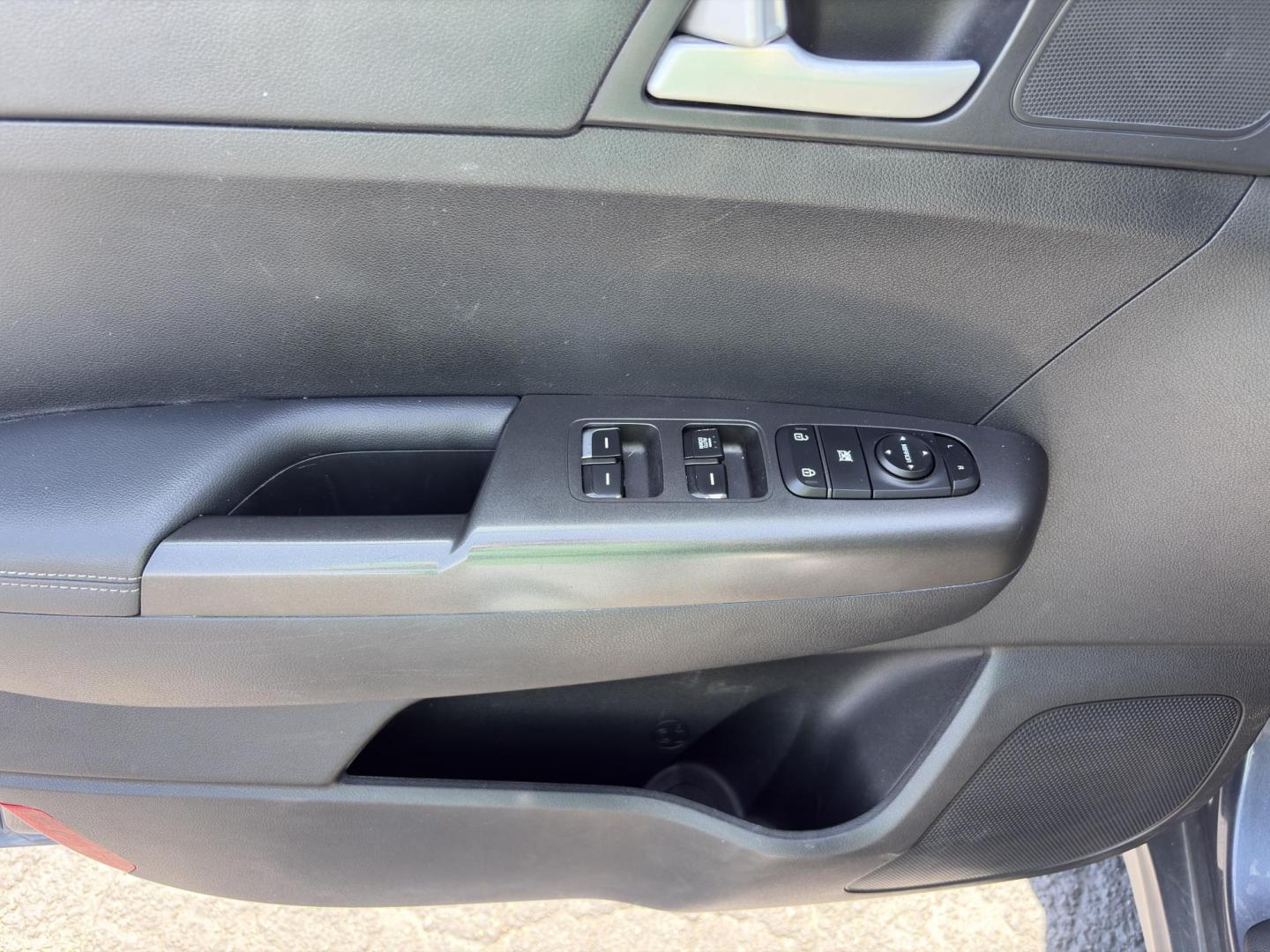 2020 GRAY Kia Sportage LX AWD (KNDPMCAC8L7) with an 2.4L V6 DOHC 24V engine, 6A transmission, located at 8640 E R L Thornton Fwy, Dallas, TX, 75228, (469) 297-4144, 32.794128, -96.693008 - Photo#12