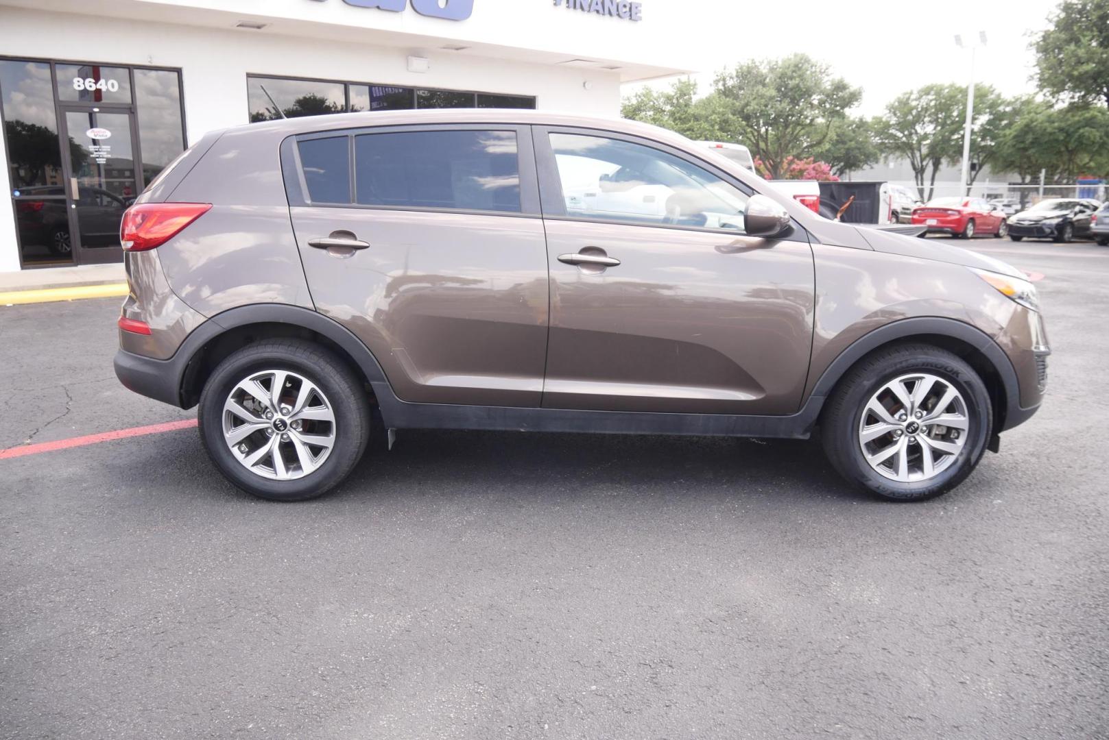 2015 BROWN Kia Sportage LX FWD (KNDPB3AC4F7) with an 2.4L V6 DOHC 24V engine, 6-Speed Automatic transmission, located at 8640 E R L Thornton Fwy, Dallas, TX, 75228, (469) 297-4144, 32.794128, -96.693008 - Photo#1
