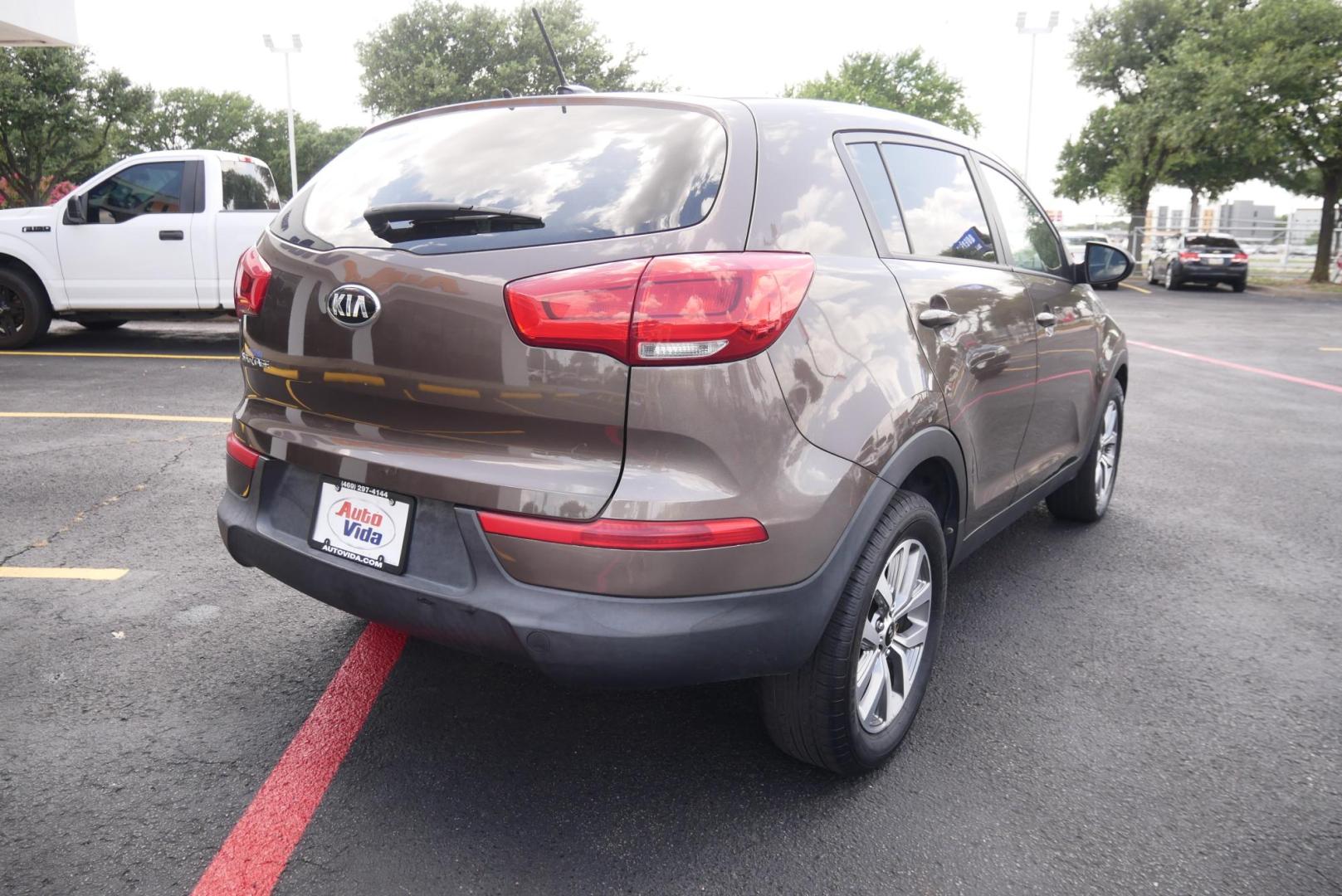 2015 BROWN Kia Sportage LX FWD (KNDPB3AC4F7) with an 2.4L V6 DOHC 24V engine, 6-Speed Automatic transmission, located at 8640 E R L Thornton Fwy, Dallas, TX, 75228, (469) 297-4144, 32.794128, -96.693008 - Photo#2