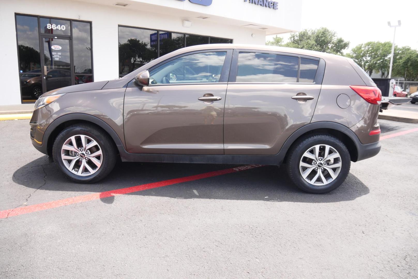 2015 BROWN Kia Sportage LX FWD (KNDPB3AC4F7) with an 2.4L V6 DOHC 24V engine, 6-Speed Automatic transmission, located at 8640 E R L Thornton Fwy, Dallas, TX, 75228, (469) 297-4144, 32.794128, -96.693008 - Photo#5