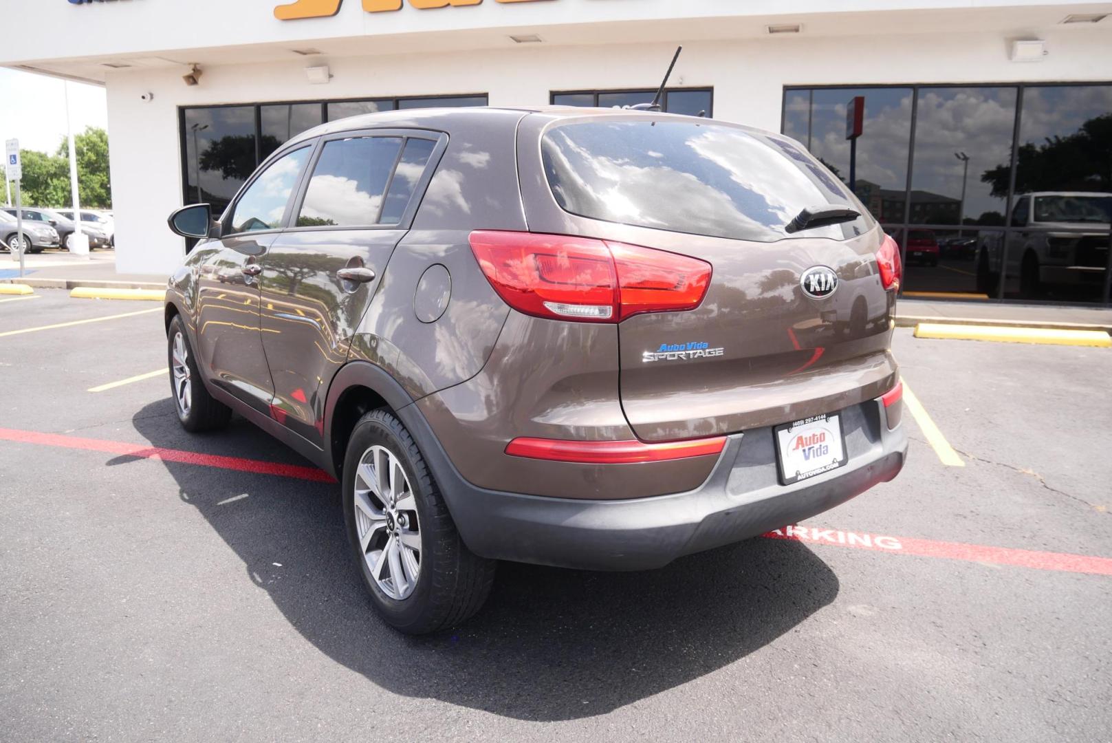 2015 BROWN Kia Sportage LX FWD (KNDPB3AC4F7) with an 2.4L V6 DOHC 24V engine, 6-Speed Automatic transmission, located at 8640 E R L Thornton Fwy, Dallas, TX, 75228, (469) 297-4144, 32.794128, -96.693008 - Photo#4