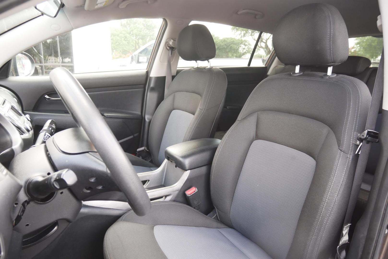 2015 BROWN Kia Sportage LX FWD (KNDPB3AC4F7) with an 2.4L V6 DOHC 24V engine, 6-Speed Automatic transmission, located at 8640 E R L Thornton Fwy, Dallas, TX, 75228, (469) 297-4144, 32.794128, -96.693008 - Photo#9