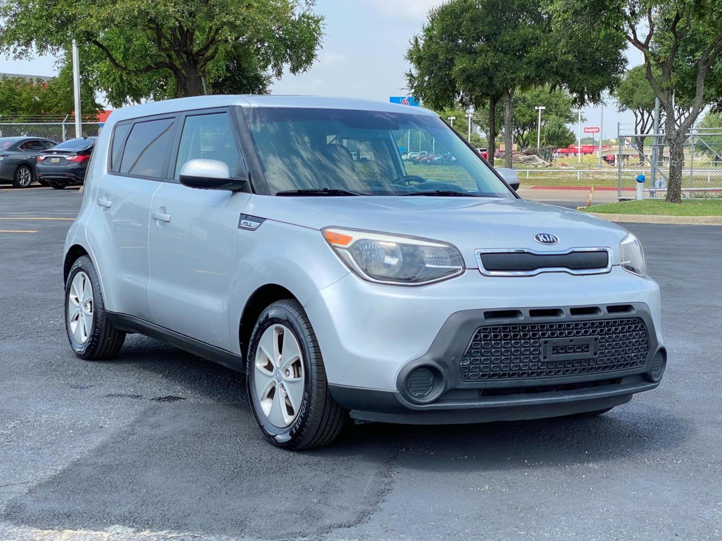 2015 SILVER Kia Soul Base (KNDJN2A26F7) with an 1.6L L4 DOHC 16V engine, located at 8640 E R L Thornton Fwy, Dallas, TX, 75228, (469) 297-4144, 32.794128, -96.693008 - Photo#2