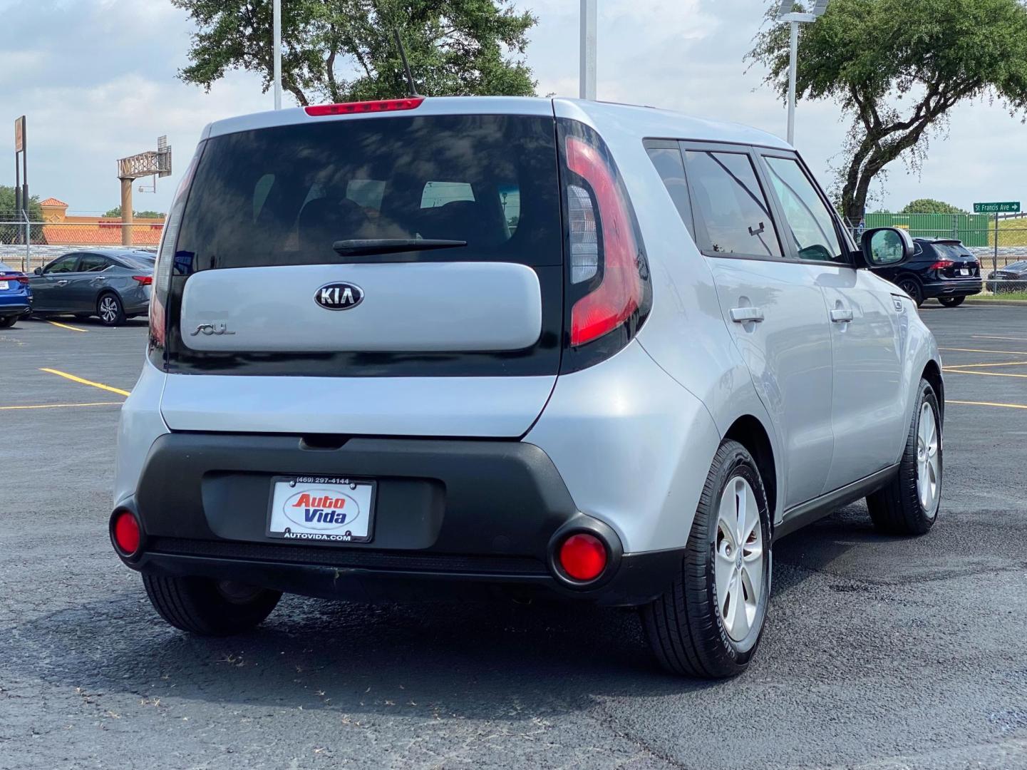 2015 SILVER Kia Soul Base (KNDJN2A26F7) with an 1.6L L4 DOHC 16V engine, located at 8640 E R L Thornton Fwy, Dallas, TX, 75228, (469) 297-4144, 32.794128, -96.693008 - Photo#4