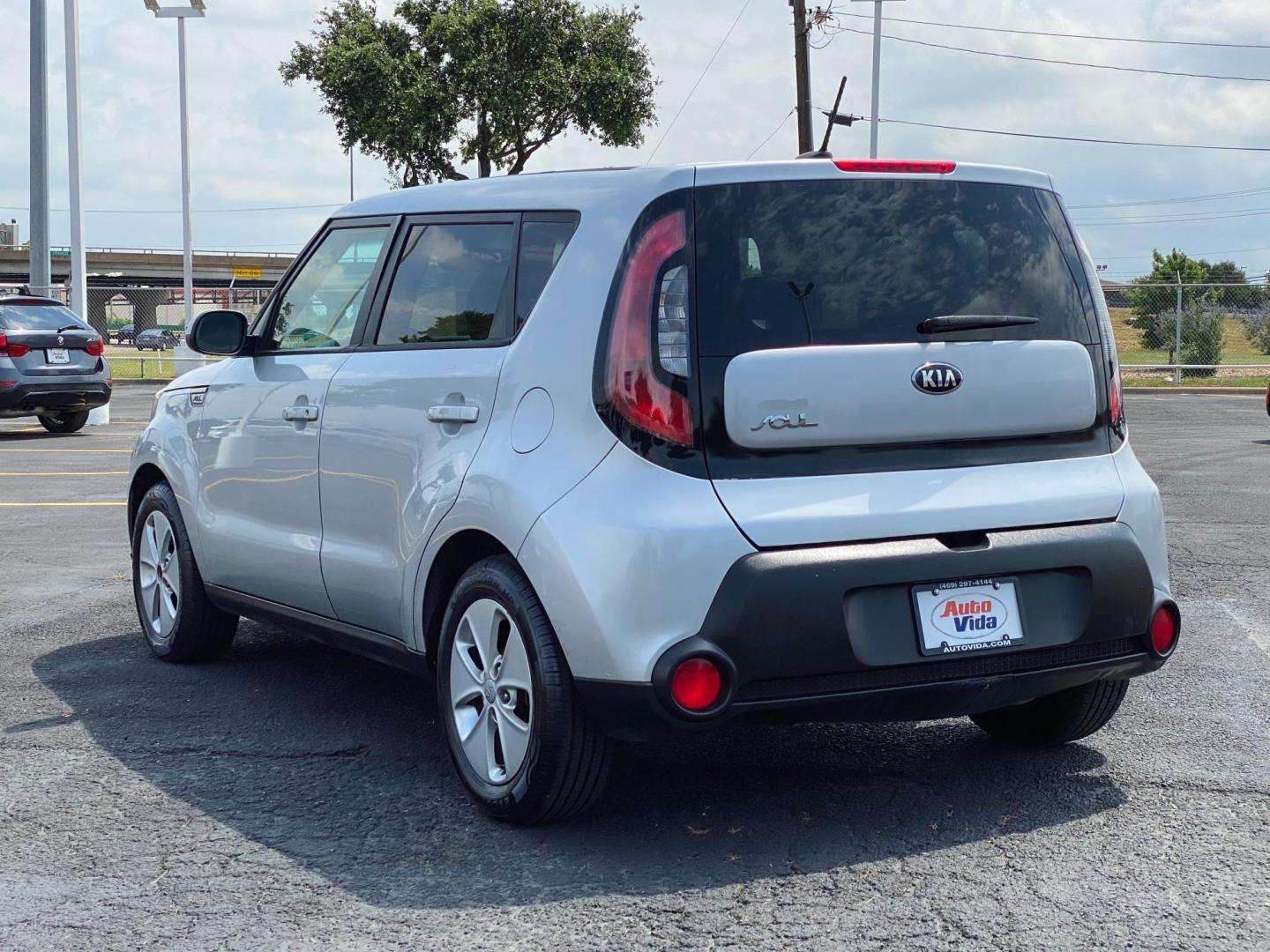 2015 SILVER Kia Soul Base (KNDJN2A26F7) with an 1.6L L4 DOHC 16V engine, located at 8640 E R L Thornton Fwy, Dallas, TX, 75228, (469) 297-4144, 32.794128, -96.693008 - Photo#5