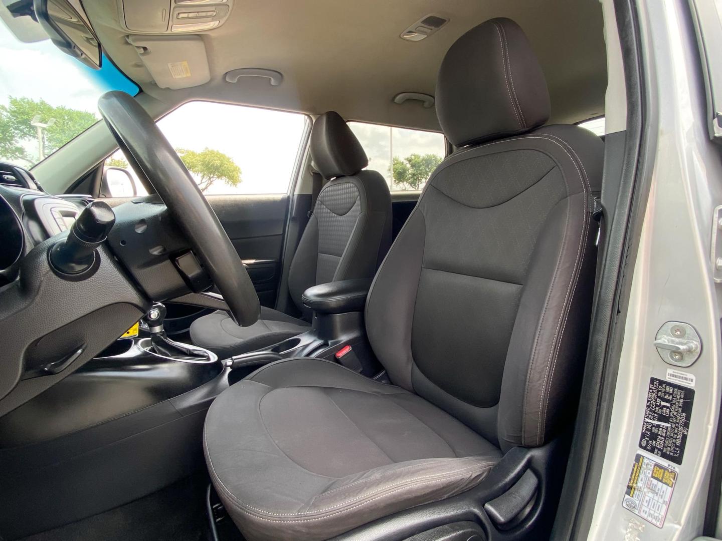 2015 SILVER Kia Soul Base (KNDJN2A26F7) with an 1.6L L4 DOHC 16V engine, located at 8640 E R L Thornton Fwy, Dallas, TX, 75228, (469) 297-4144, 32.794128, -96.693008 - Photo#10
