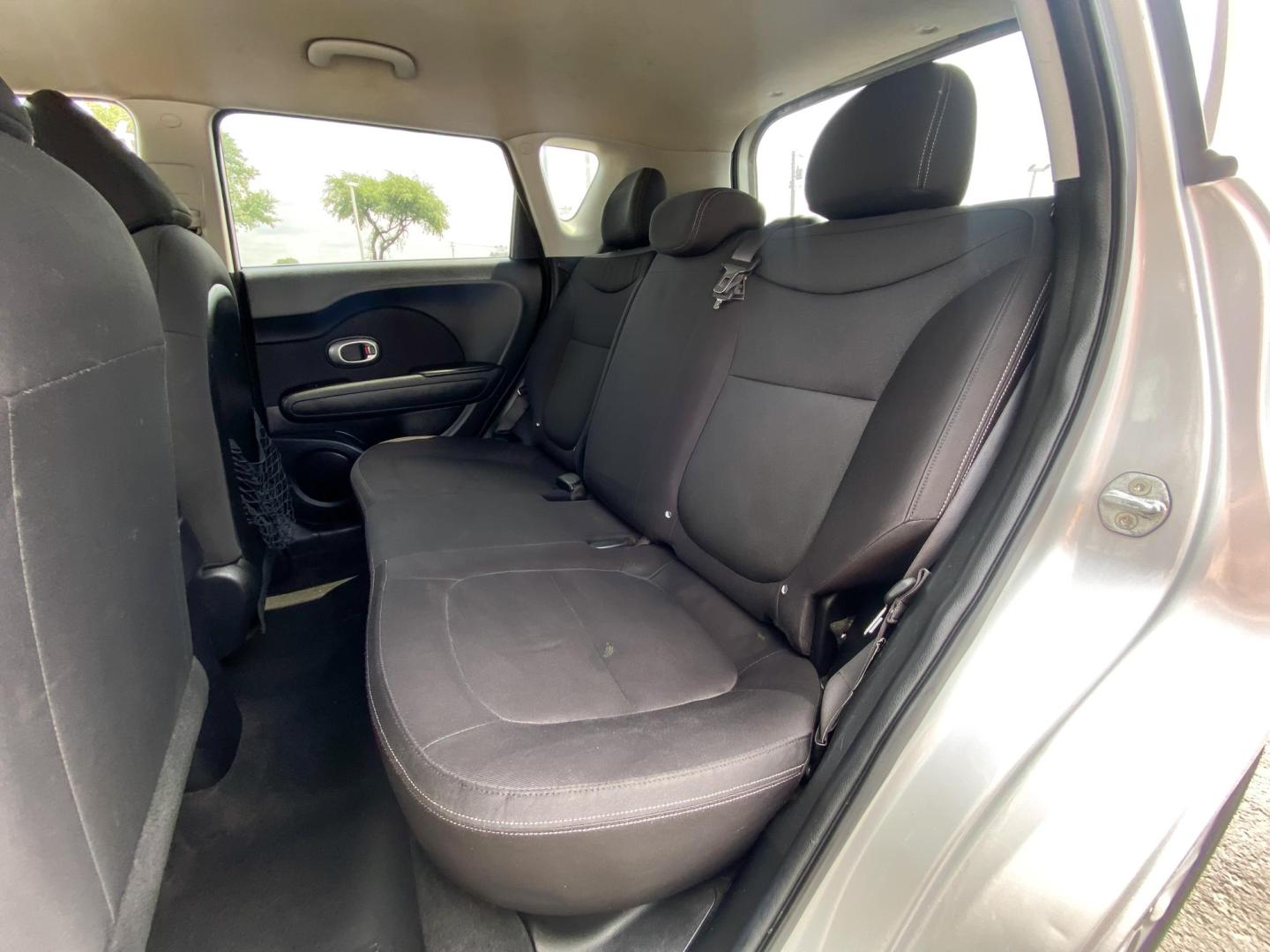 2015 SILVER Kia Soul Base (KNDJN2A26F7) with an 1.6L L4 DOHC 16V engine, located at 8640 E R L Thornton Fwy, Dallas, TX, 75228, (469) 297-4144, 32.794128, -96.693008 - Photo#11