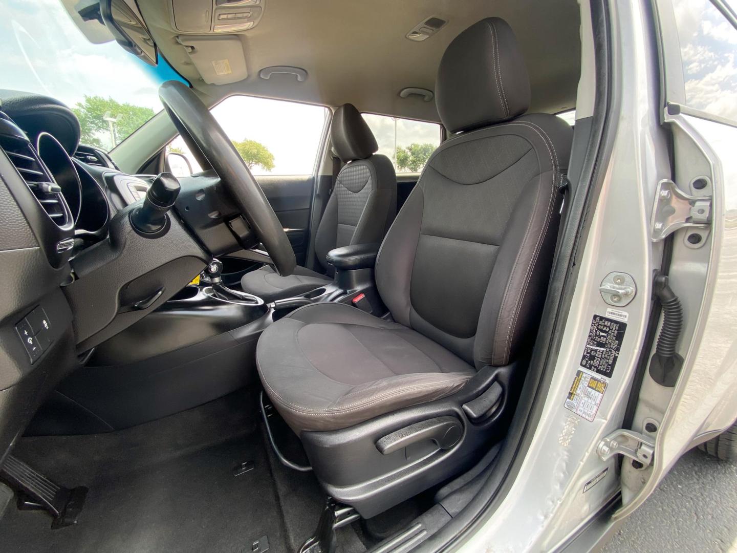 2015 SILVER Kia Soul Base (KNDJN2A26F7) with an 1.6L L4 DOHC 16V engine, located at 8640 E R L Thornton Fwy, Dallas, TX, 75228, (469) 297-4144, 32.794128, -96.693008 - Photo#9