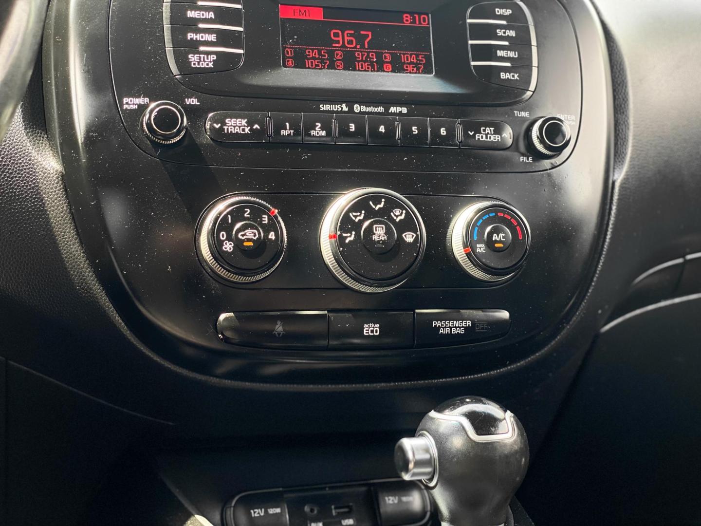 2015 SILVER Kia Soul Base (KNDJN2A26F7) with an 1.6L L4 DOHC 16V engine, located at 8640 E R L Thornton Fwy, Dallas, TX, 75228, (469) 297-4144, 32.794128, -96.693008 - Photo#19