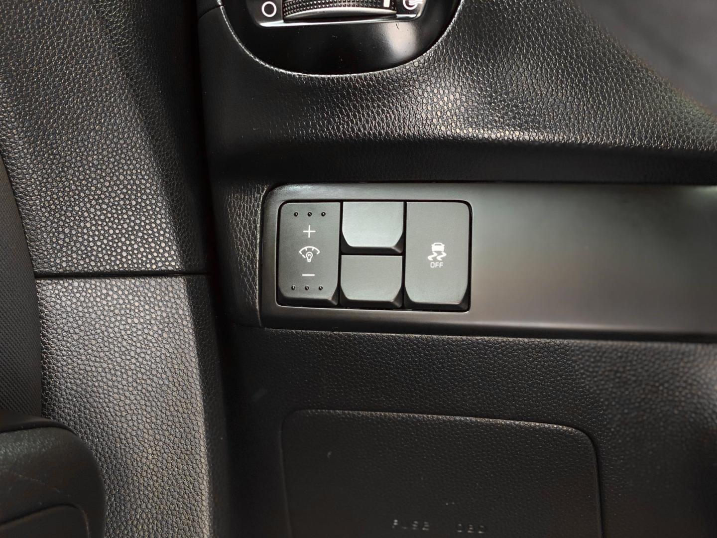 2015 SILVER Kia Soul Base (KNDJN2A26F7) with an 1.6L L4 DOHC 16V engine, located at 8640 E R L Thornton Fwy, Dallas, TX, 75228, (469) 297-4144, 32.794128, -96.693008 - Photo#22