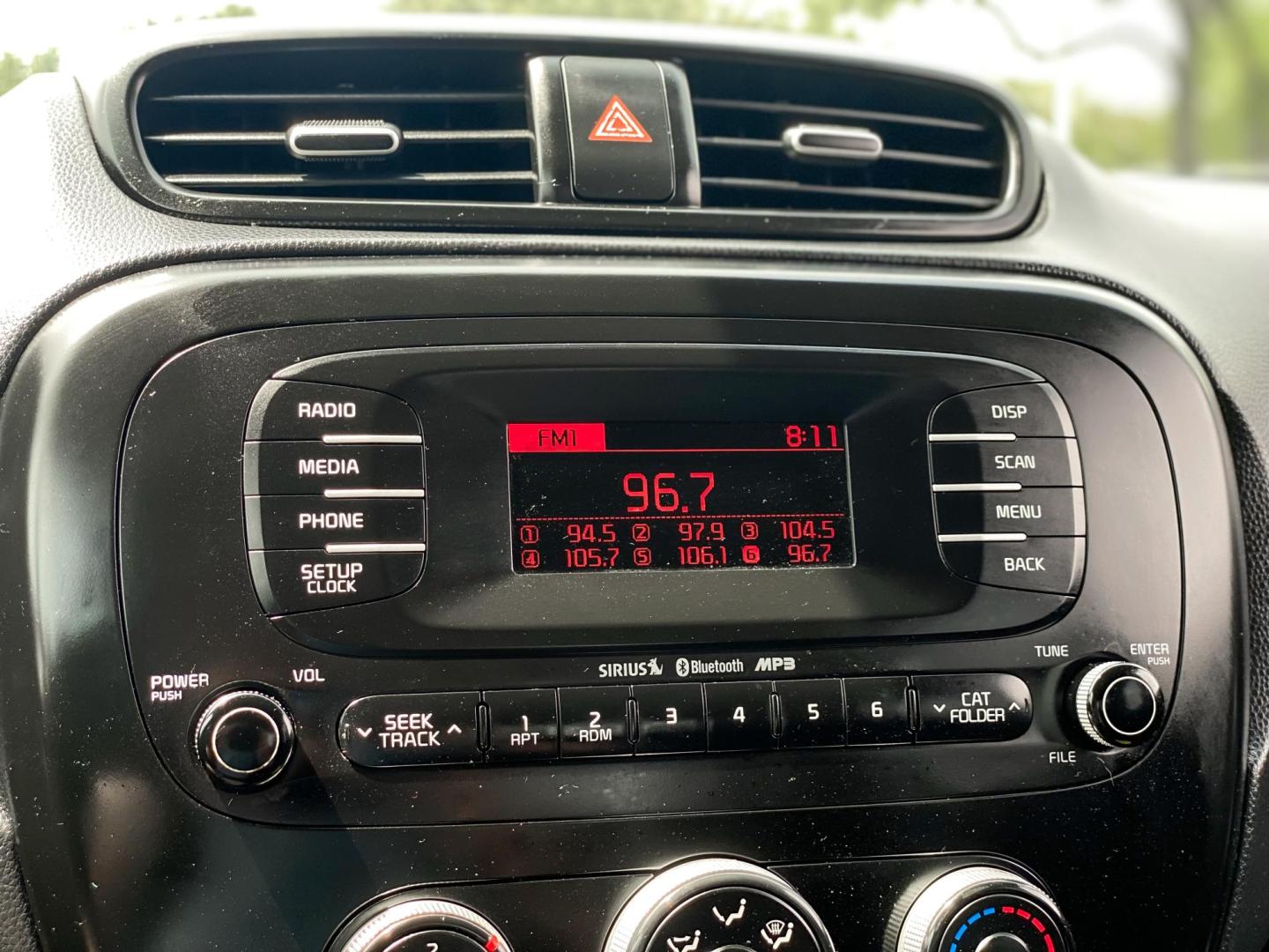 2015 SILVER Kia Soul Base (KNDJN2A26F7) with an 1.6L L4 DOHC 16V engine, located at 8640 E R L Thornton Fwy, Dallas, TX, 75228, (469) 297-4144, 32.794128, -96.693008 - Photo#23