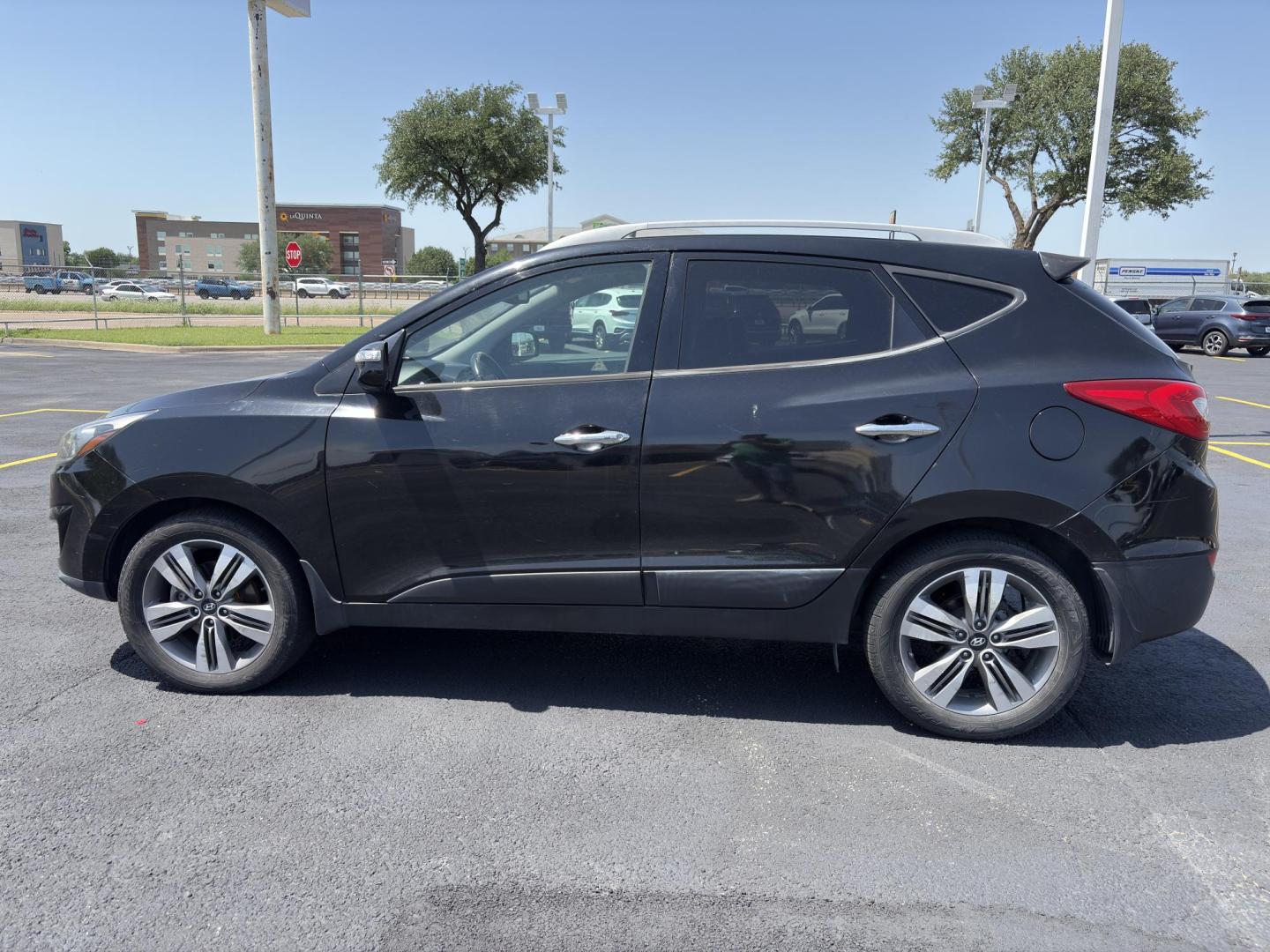 2015 BLACK Hyundai Tucson GLS 2WD (KM8JU3AG3FU) with an 2.4L L4 DOHC 16V engine, 6-Speed Automatic transmission, located at 8640 E R L Thornton Fwy, Dallas, TX, 75228, (469) 297-4144, 32.794128, -96.693008 - Photo#7
