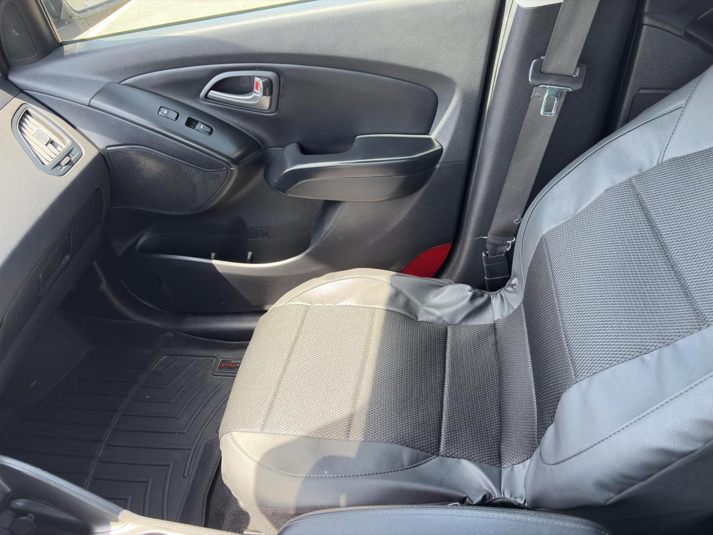 2015 BLACK Hyundai Tucson GLS 2WD (KM8JU3AG3FU) with an 2.4L L4 DOHC 16V engine, 6-Speed Automatic transmission, located at 8640 E R L Thornton Fwy, Dallas, TX, 75228, (469) 297-4144, 32.794128, -96.693008 - Photo#11