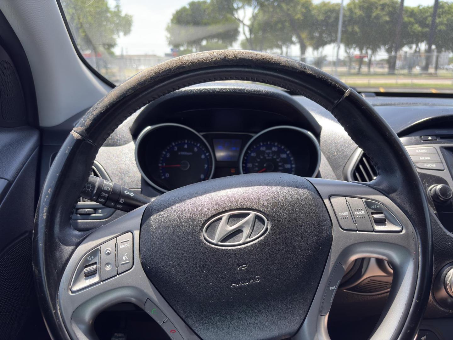 2015 BLACK Hyundai Tucson GLS 2WD (KM8JU3AG3FU) with an 2.4L L4 DOHC 16V engine, 6-Speed Automatic transmission, located at 8640 E R L Thornton Fwy, Dallas, TX, 75228, (469) 297-4144, 32.794128, -96.693008 - Photo#16