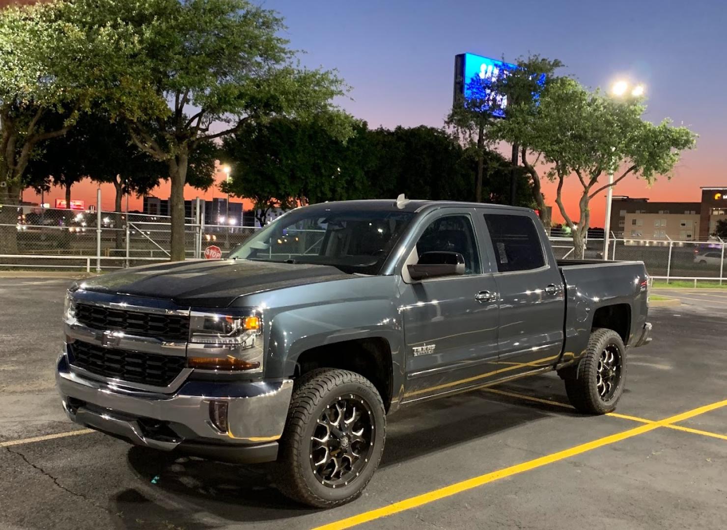 2018 GRAY Chevrolet Silverado 1500 LT Crew Cab 2WD (3GCPCREC8JG) with an 5.3L V8 OHV 16V engine, 6A transmission, located at 8640 E R L Thornton Fwy, Dallas, TX, 75228, (469) 297-4144, 32.794128, -96.693008 - Photo#4