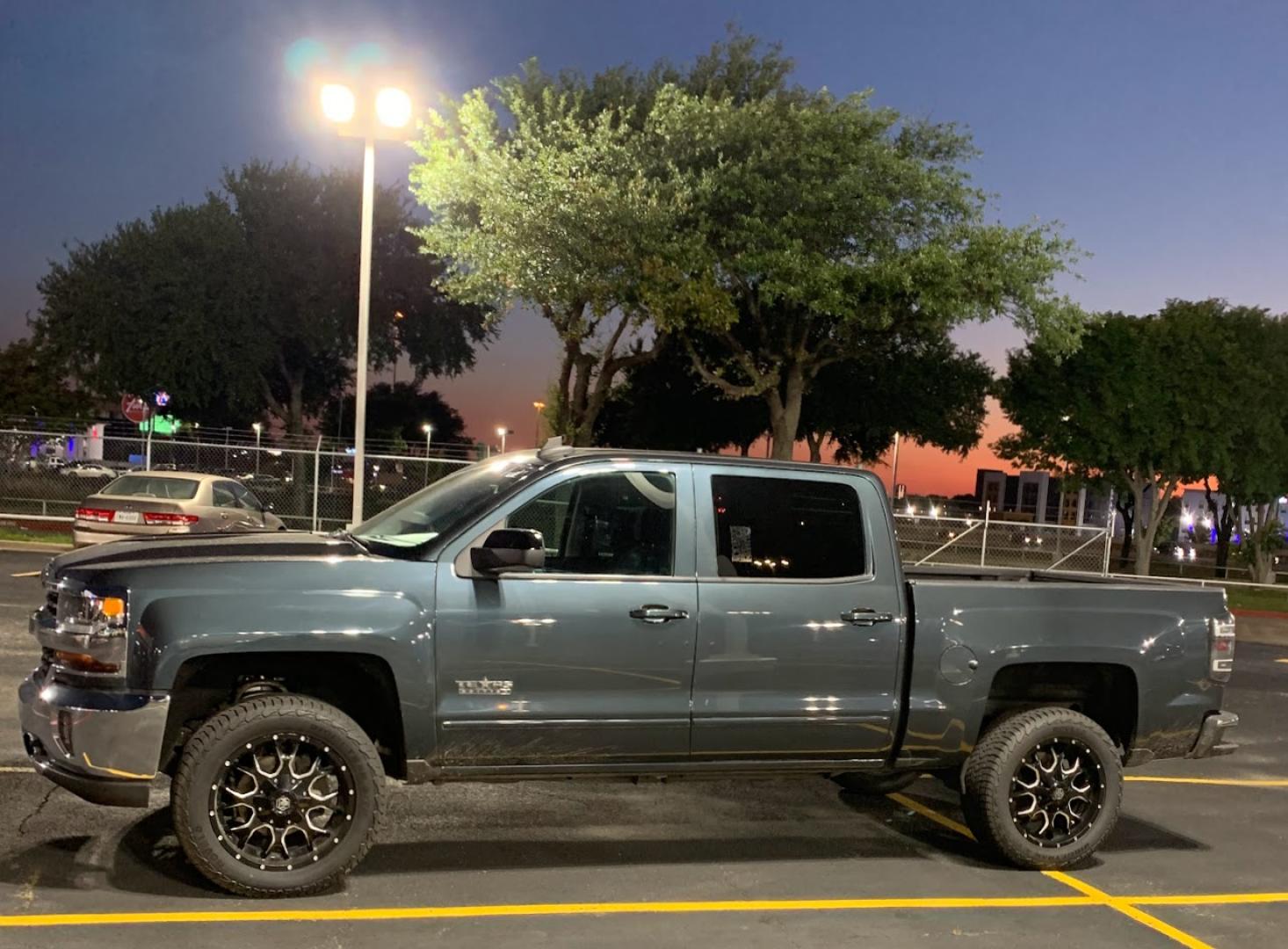 2018 GRAY Chevrolet Silverado 1500 LT Crew Cab 2WD (3GCPCREC8JG) with an 5.3L V8 OHV 16V engine, 6A transmission, located at 8640 E R L Thornton Fwy, Dallas, TX, 75228, (469) 297-4144, 32.794128, -96.693008 - Photo#3