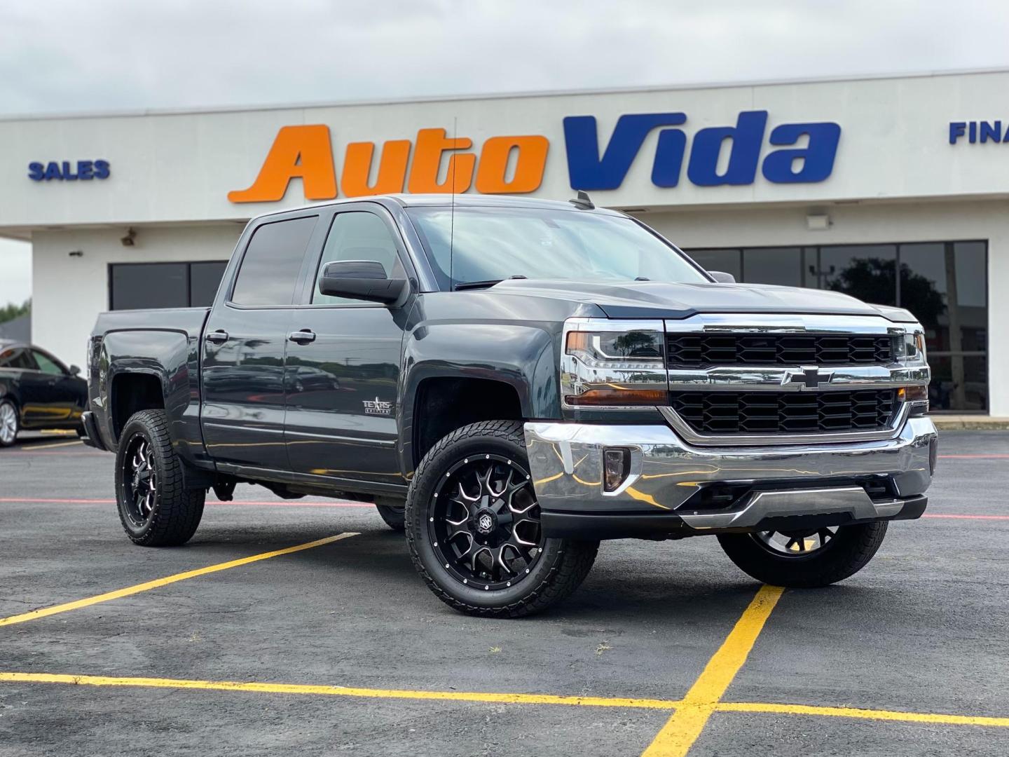 2018 GRAY Chevrolet Silverado 1500 LT Crew Cab 2WD (3GCPCREC8JG) with an 5.3L V8 OHV 16V engine, 6A transmission, located at 8640 E R L Thornton Fwy, Dallas, TX, 75228, (469) 297-4144, 32.794128, -96.693008 - Photo#0