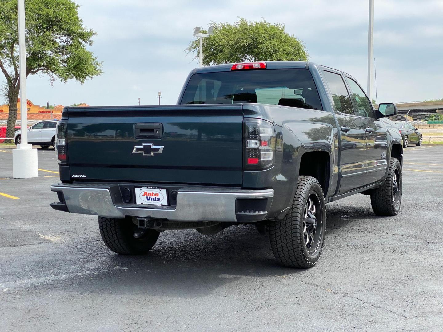 2018 GRAY Chevrolet Silverado 1500 LT Crew Cab 2WD (3GCPCREC8JG) with an 5.3L V8 OHV 16V engine, 6A transmission, located at 8640 E R L Thornton Fwy, Dallas, TX, 75228, (469) 297-4144, 32.794128, -96.693008 - Photo#9