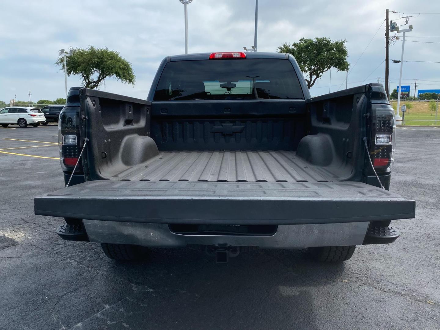 2018 GRAY Chevrolet Silverado 1500 LT Crew Cab 2WD (3GCPCREC8JG) with an 5.3L V8 OHV 16V engine, 6A transmission, located at 8640 E R L Thornton Fwy, Dallas, TX, 75228, (469) 297-4144, 32.794128, -96.693008 - Photo#2