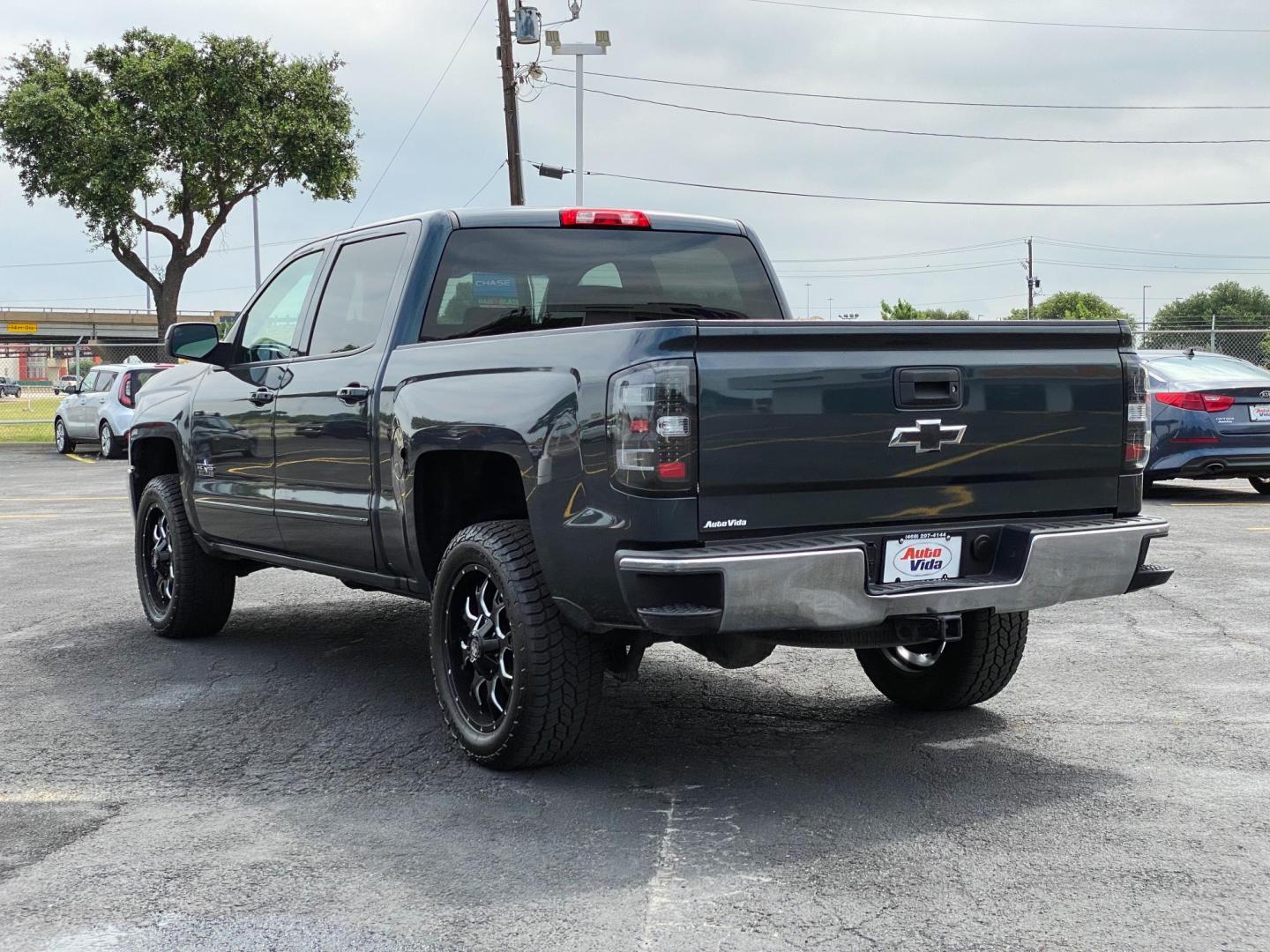 2018 GRAY Chevrolet Silverado 1500 LT Crew Cab 2WD (3GCPCREC8JG) with an 5.3L V8 OHV 16V engine, 6A transmission, located at 8640 E R L Thornton Fwy, Dallas, TX, 75228, (469) 297-4144, 32.794128, -96.693008 - Photo#12