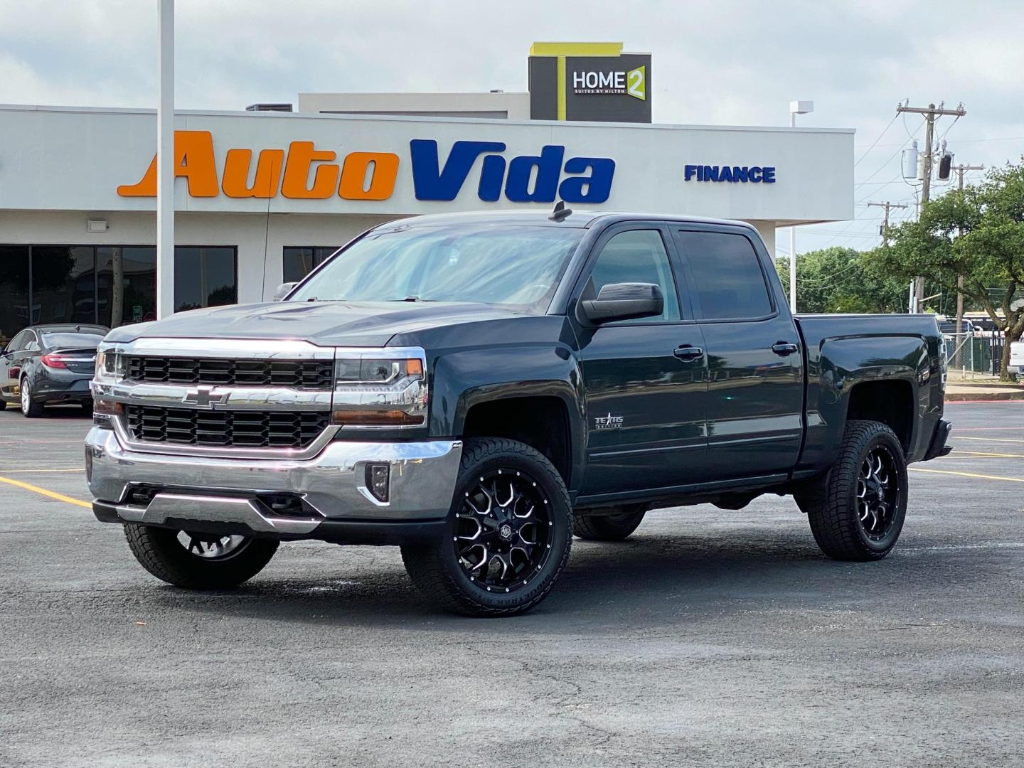 2018 GRAY Chevrolet Silverado 1500 LT Crew Cab 2WD (3GCPCREC8JG) with an 5.3L V8 OHV 16V engine, 6A transmission, located at 8640 E R L Thornton Fwy, Dallas, TX, 75228, (469) 297-4144, 32.794128, -96.693008 - Photo#5