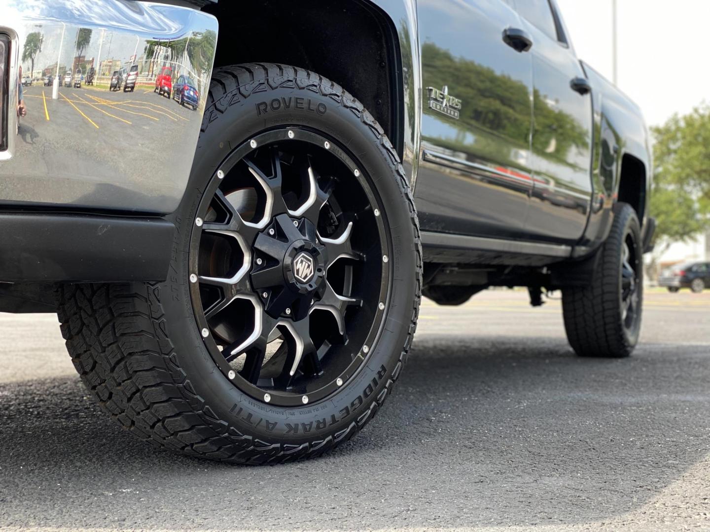2018 GRAY Chevrolet Silverado 1500 LT Crew Cab 2WD (3GCPCREC8JG) with an 5.3L V8 OHV 16V engine, 6A transmission, located at 8640 E R L Thornton Fwy, Dallas, TX, 75228, (469) 297-4144, 32.794128, -96.693008 - Photo#11