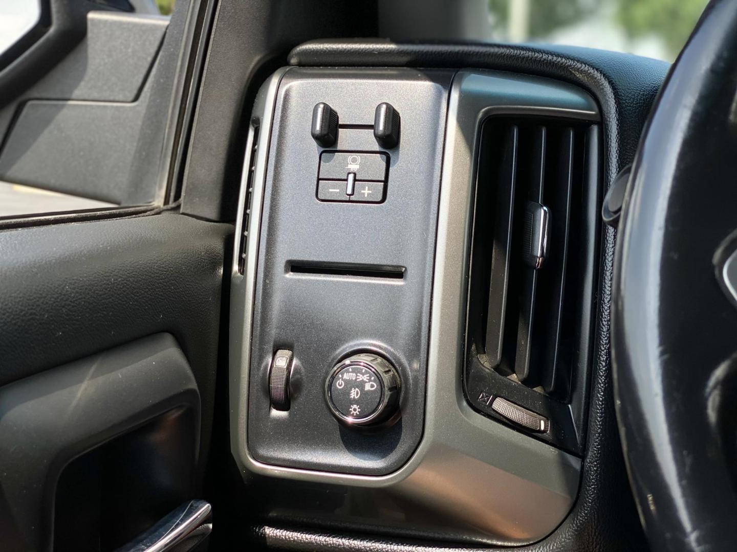 2018 GRAY Chevrolet Silverado 1500 LT Crew Cab 2WD (3GCPCREC8JG) with an 5.3L V8 OHV 16V engine, 6A transmission, located at 8640 E R L Thornton Fwy, Dallas, TX, 75228, (469) 297-4144, 32.794128, -96.693008 - Photo#30