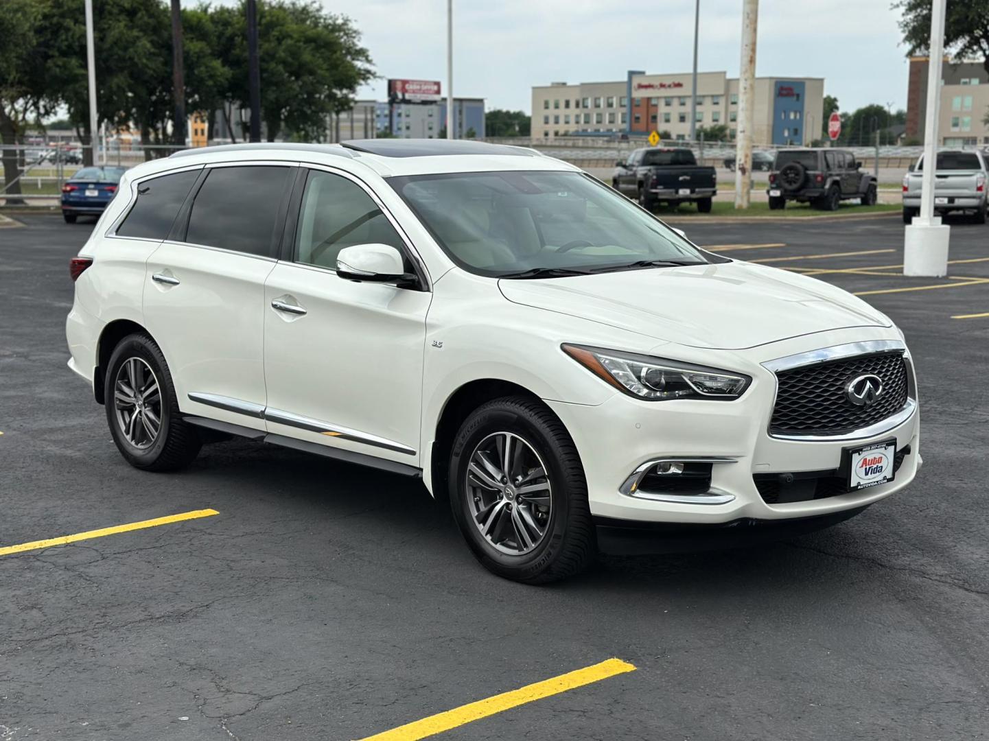 2018 WHITE Infiniti QX60 Base AWD (5N1DL0MM2JC) with an 3.5L V6 DOHC 24V engine, CVT transmission, located at 8640 E R L Thornton Fwy, Dallas, TX, 75228, (469) 297-4144, 32.794128, -96.693008 - Photo#2