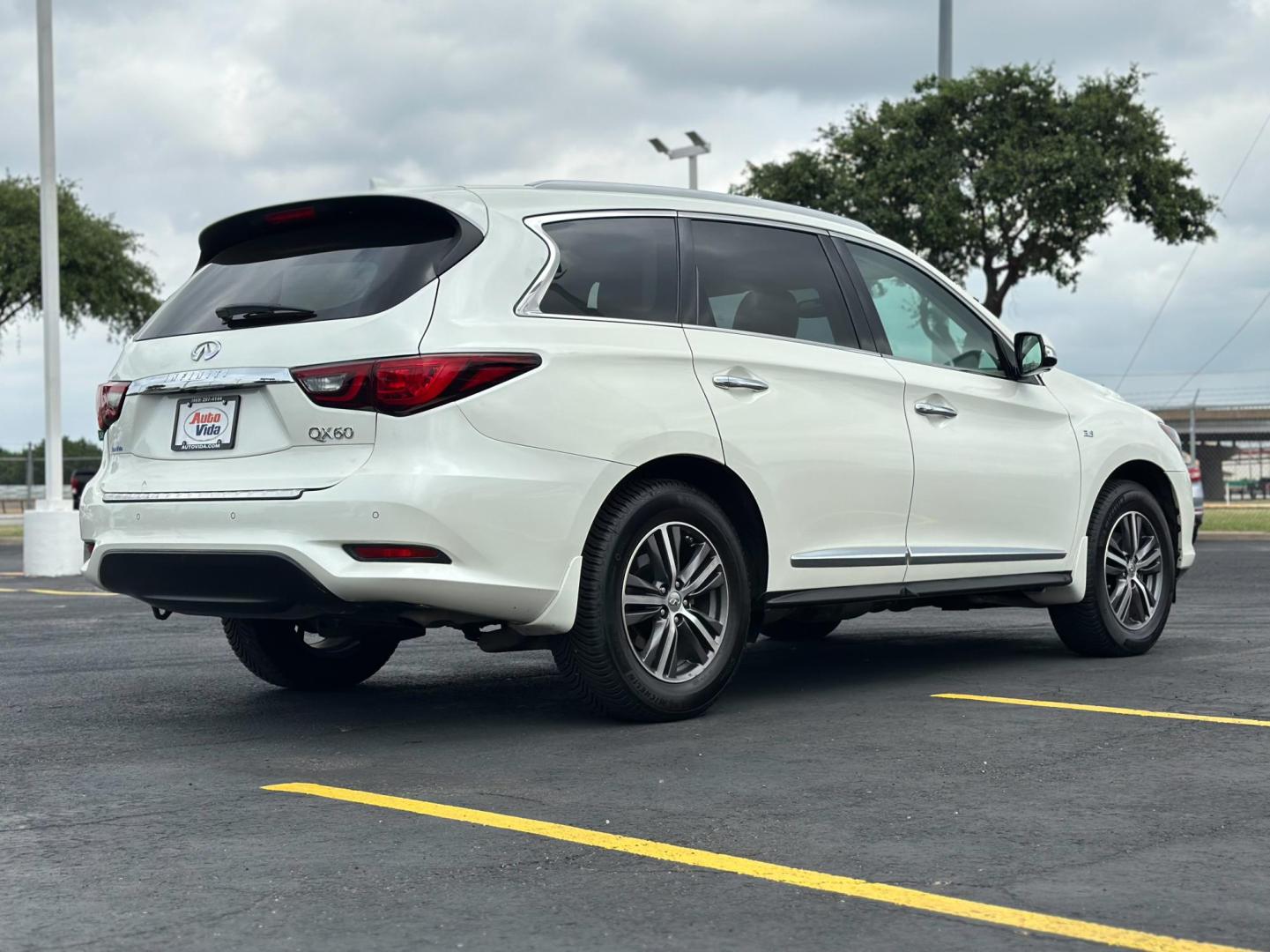 2018 WHITE Infiniti QX60 Base AWD (5N1DL0MM2JC) with an 3.5L V6 DOHC 24V engine, CVT transmission, located at 8640 E R L Thornton Fwy, Dallas, TX, 75228, (469) 297-4144, 32.794128, -96.693008 - Photo#3