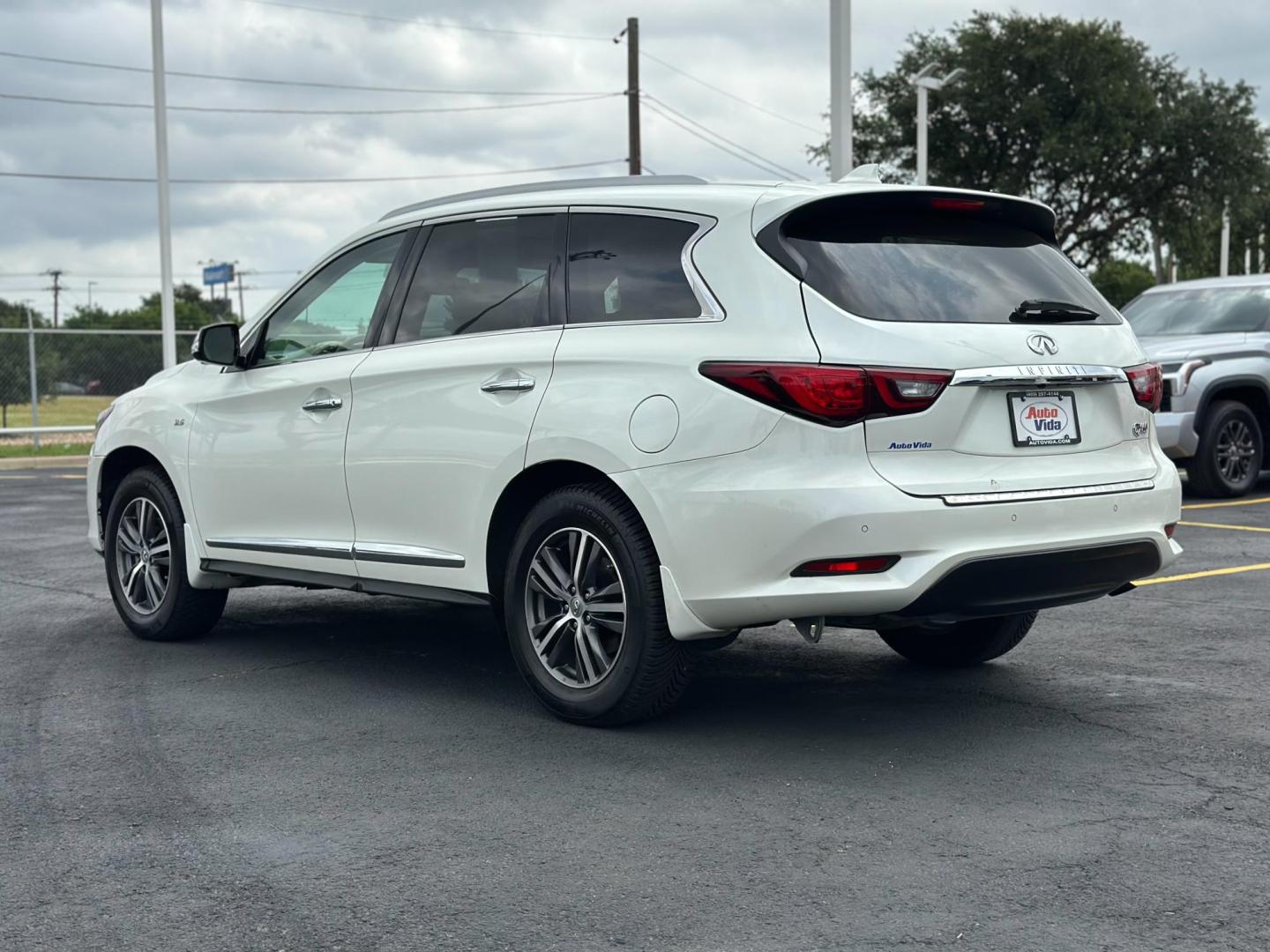 2018 WHITE Infiniti QX60 Base AWD (5N1DL0MM2JC) with an 3.5L V6 DOHC 24V engine, CVT transmission, located at 8640 E R L Thornton Fwy, Dallas, TX, 75228, (469) 297-4144, 32.794128, -96.693008 - Photo#5