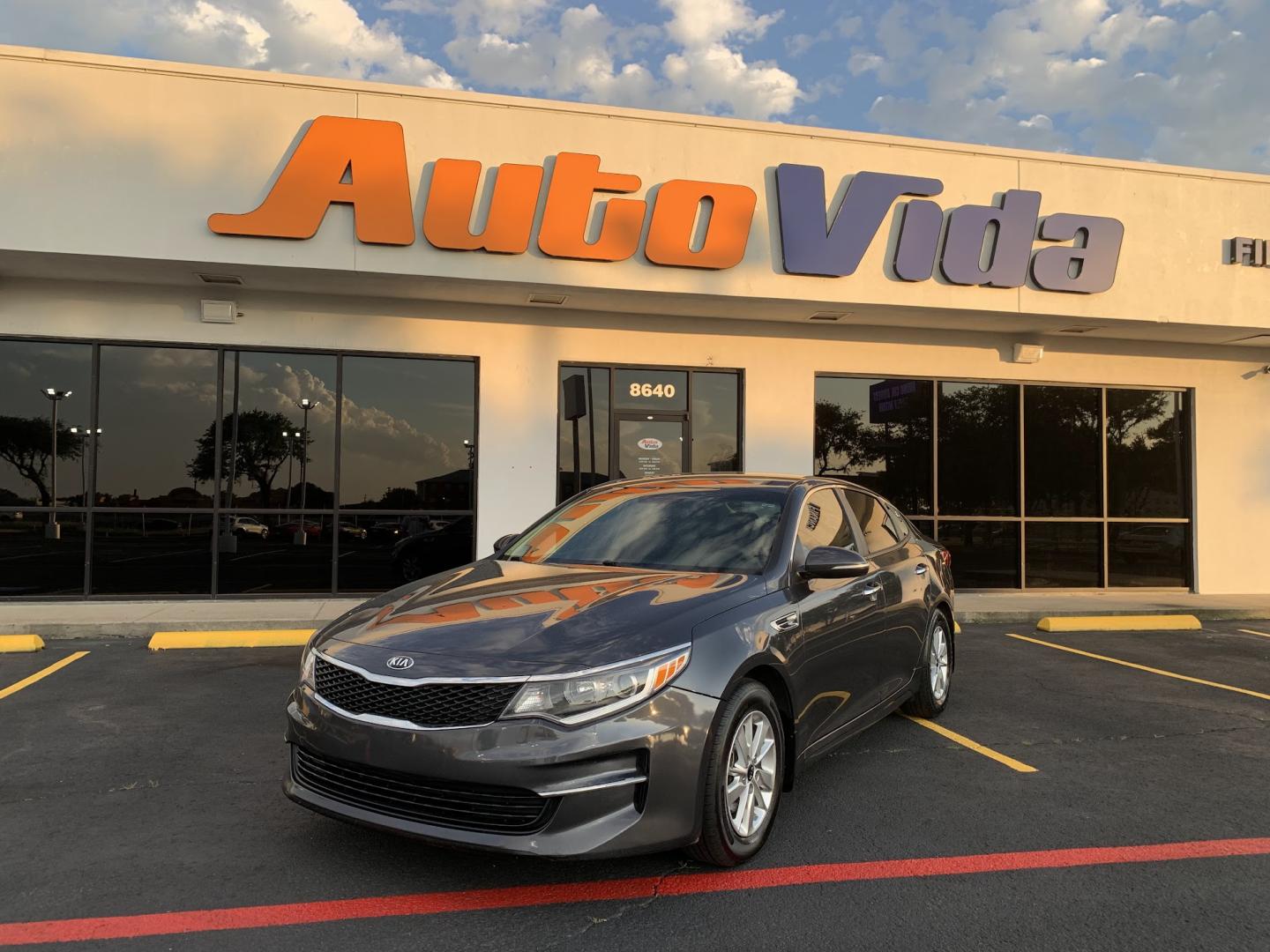 2018 GRAY Kia Optima LX (KNAGT4L31J5) with an 2.4L L4 DOHC 16V engine, 6A transmission, located at 8640 E R L Thornton Fwy, Dallas, TX, 75228, (469) 297-4144, 32.794128, -96.693008 - Photo#2