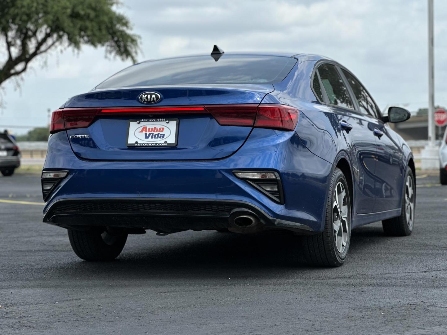 2019 BLUE Kia Forte LX 6A (3KPF24AD7KE) with an 2.0L L4 DOHC 16V engine, 6A transmission, located at 8640 E R L Thornton Fwy, Dallas, TX, 75228, (469) 297-4144, 32.794128, -96.693008 - Photo#4
