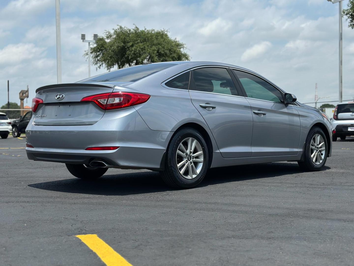 2015 GRAY Hyundai Sonata ECO (5NPE24AF2FH) with an 1.6L L4 DOHC 16V engine, 7-Speed Automatic transmission, located at 8640 E R L Thornton Fwy, Dallas, TX, 75228, (469) 297-4144, 32.794128, -96.693008 - Photo#3