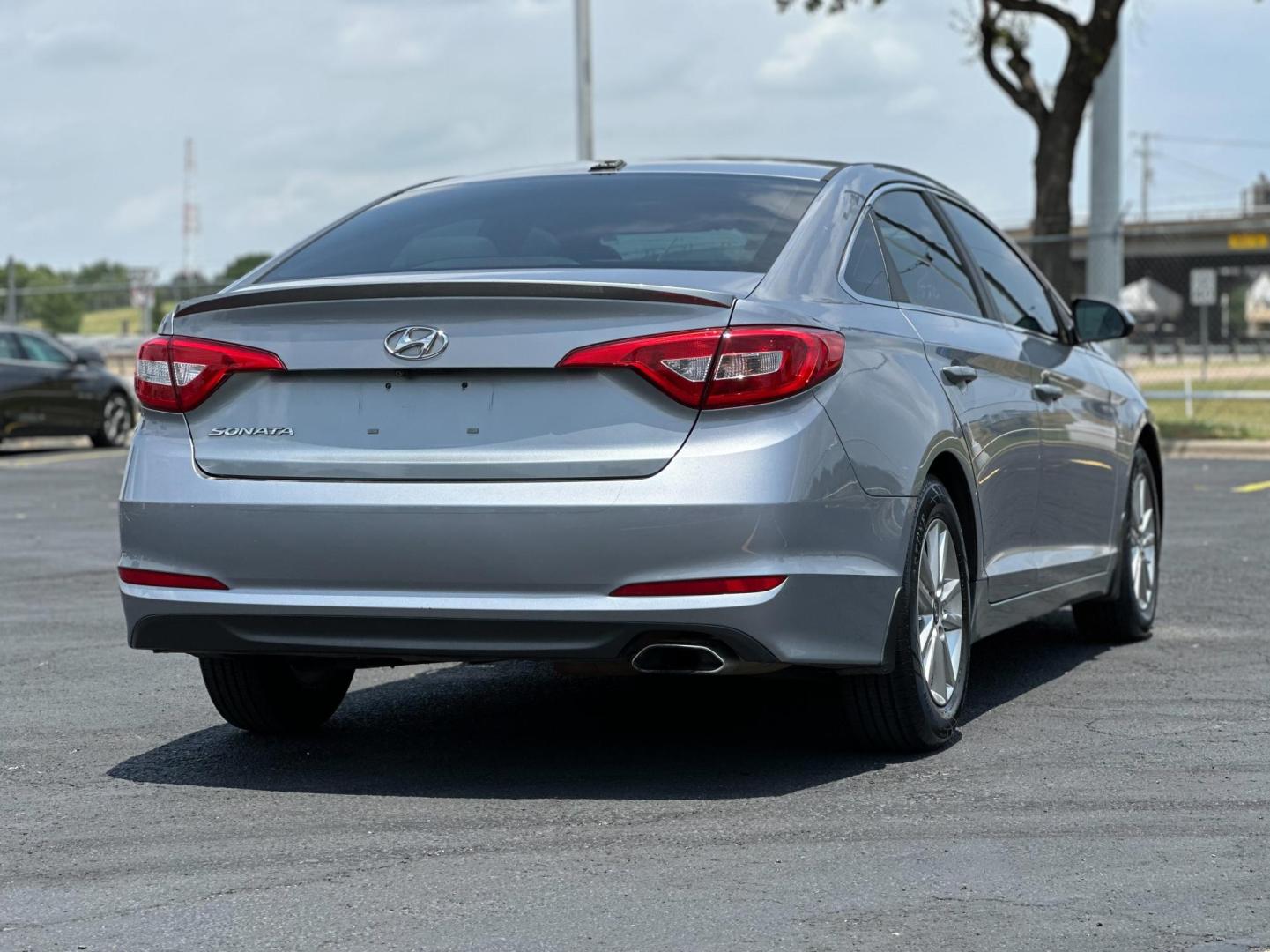2015 GRAY Hyundai Sonata ECO (5NPE24AF2FH) with an 1.6L L4 DOHC 16V engine, 7-Speed Automatic transmission, located at 8640 E R L Thornton Fwy, Dallas, TX, 75228, (469) 297-4144, 32.794128, -96.693008 - Photo#4