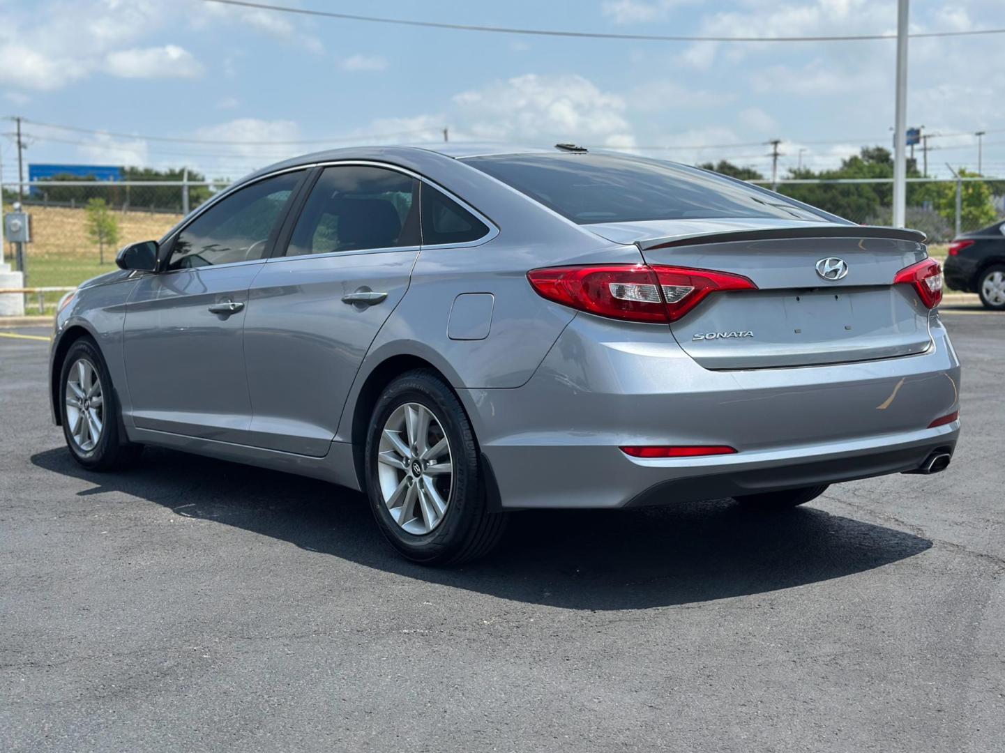 2015 GRAY Hyundai Sonata ECO (5NPE24AF2FH) with an 1.6L L4 DOHC 16V engine, 7-Speed Automatic transmission, located at 8640 E R L Thornton Fwy, Dallas, TX, 75228, (469) 297-4144, 32.794128, -96.693008 - Photo#5