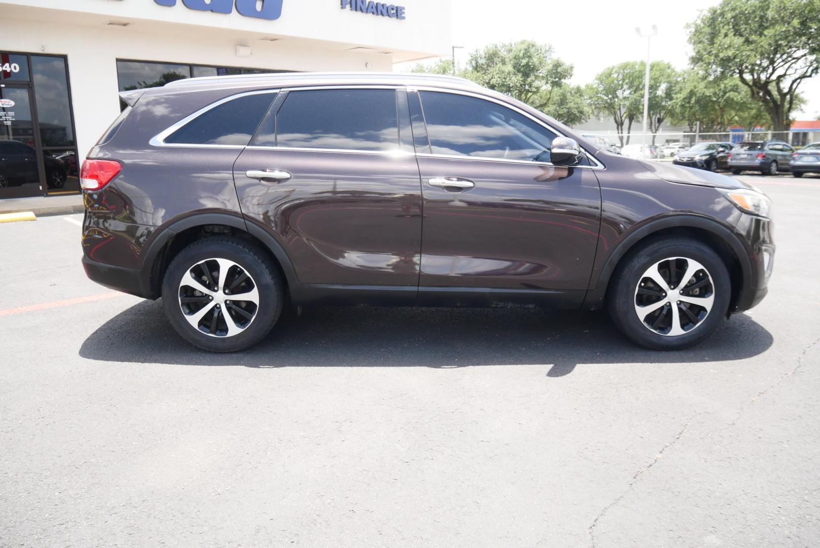 2017 BROWN Kia Sorento EX 2WD (5XYPH4A12HG) with an 2.4L L4 DOHC 16V engine, 6A transmission, located at 8640 E R L Thornton Fwy, Dallas, TX, 75228, (469) 297-4144, 32.794128, -96.693008 - Photo#1