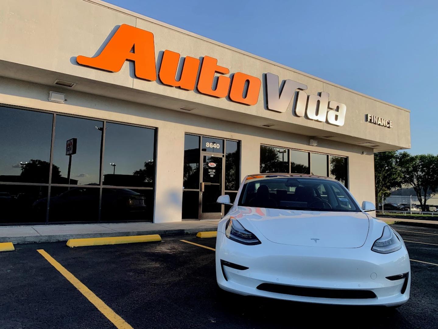 2019 WHITE Tesla Model 3 Base (5YJ3E1EA4KF) with an ELECTRIC engine, 1A transmission, located at 8640 E R L Thornton Fwy, Dallas, TX, 75228, (469) 297-4144, 32.794128, -96.693008 - Photo#9