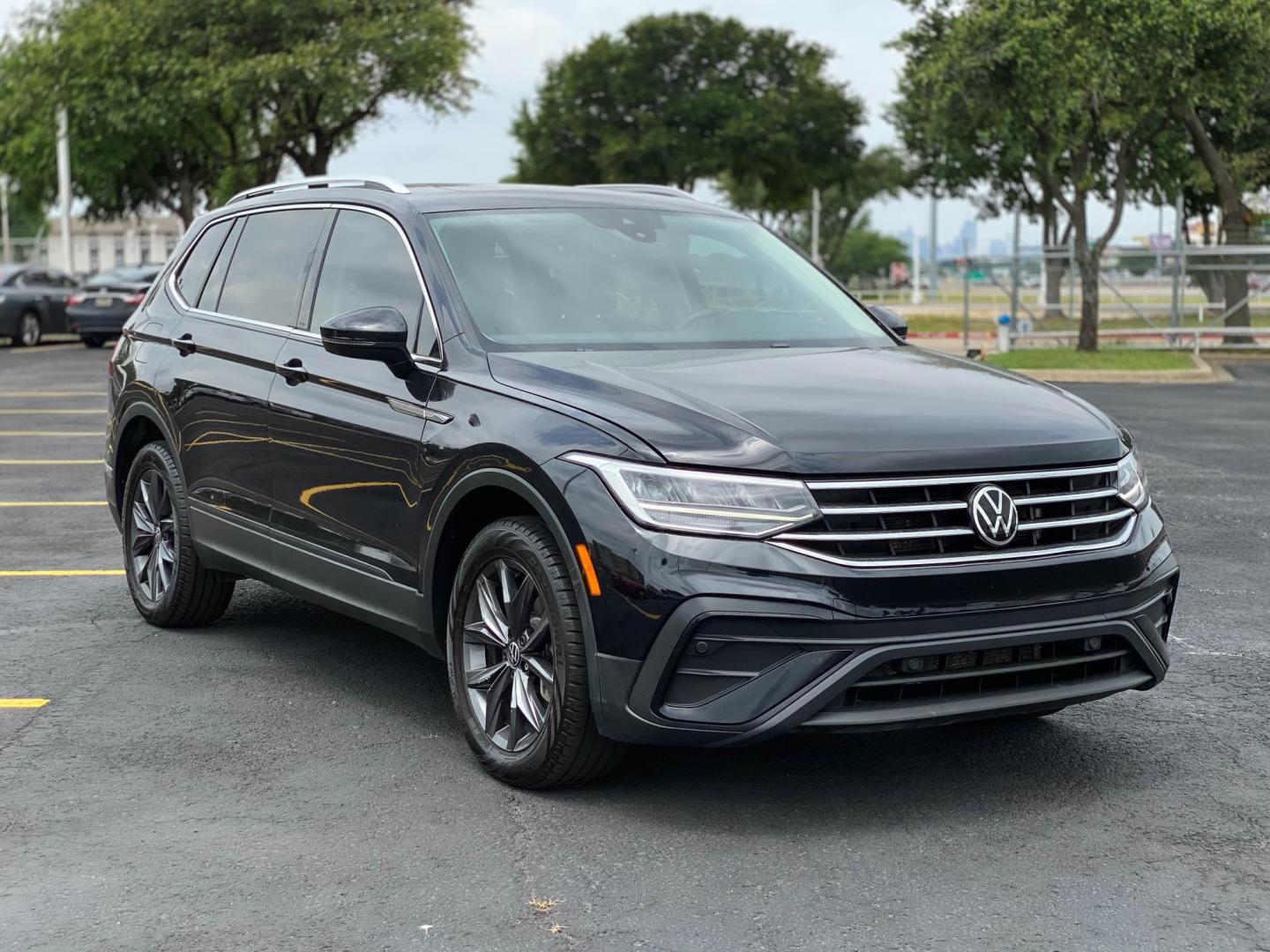 2022 BLACK Volkswagen Tiguan SE (3VV3B7AX8NM) with an 2.0L L4 DOHC 16V TURBO engine, 8A transmission, located at 8640 E R L Thornton Fwy, Dallas, TX, 75228, (469) 297-4144, 32.794128, -96.693008 - Photo#2