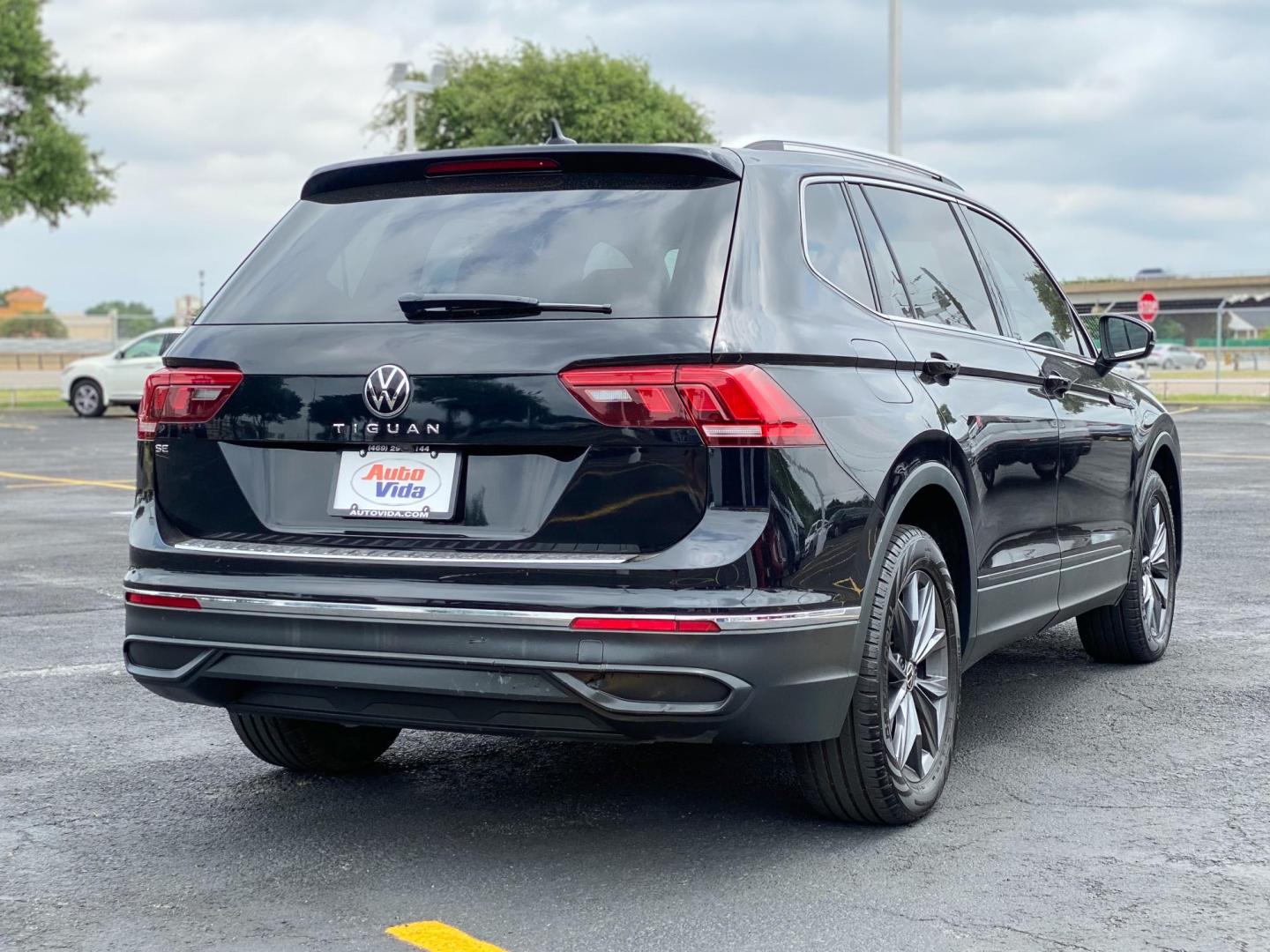 2022 BLACK Volkswagen Tiguan SE (3VV3B7AX8NM) with an 2.0L L4 DOHC 16V TURBO engine, 8A transmission, located at 8640 E R L Thornton Fwy, Dallas, TX, 75228, (469) 297-4144, 32.794128, -96.693008 - Photo#4
