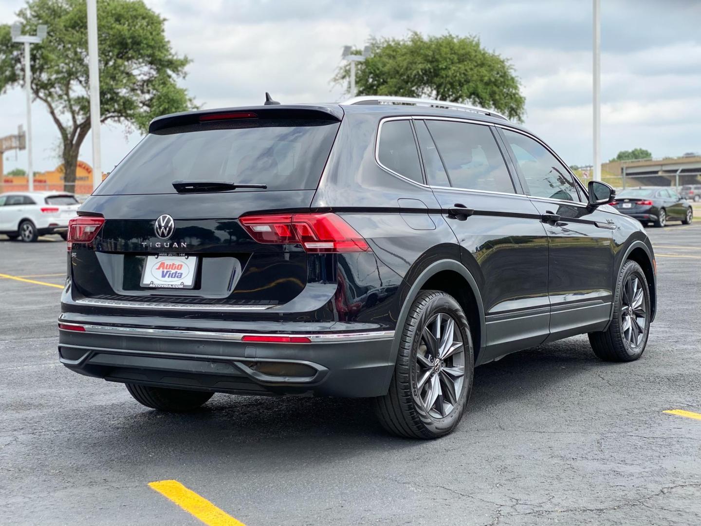 2022 BLACK Volkswagen Tiguan SE (3VV3B7AX8NM) with an 2.0L L4 DOHC 16V TURBO engine, 8A transmission, located at 8640 E R L Thornton Fwy, Dallas, TX, 75228, (469) 297-4144, 32.794128, -96.693008 - Photo#3