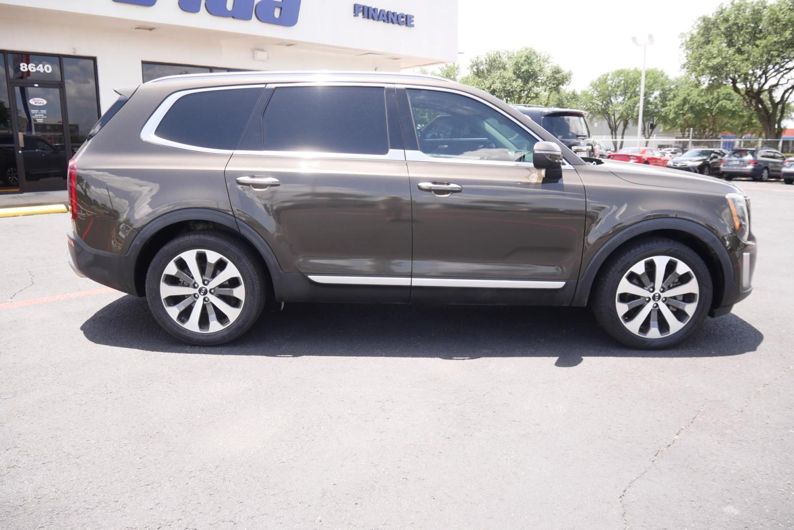 2020 GREEN Kia Telluride S (5XYP64HC1LG) with an 3.8L V6 DOHC 24V engine, 8A transmission, located at 8640 E R L Thornton Fwy, Dallas, TX, 75228, (469) 297-4144, 32.794128, -96.693008 - Photo#1