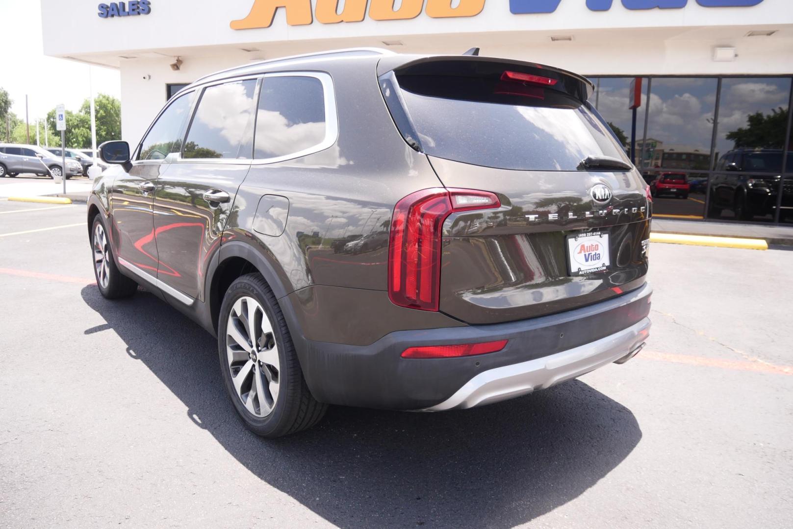 2020 GREEN Kia Telluride S (5XYP64HC1LG) with an 3.8L V6 DOHC 24V engine, 8A transmission, located at 8640 E R L Thornton Fwy, Dallas, TX, 75228, (469) 297-4144, 32.794128, -96.693008 - Photo#4